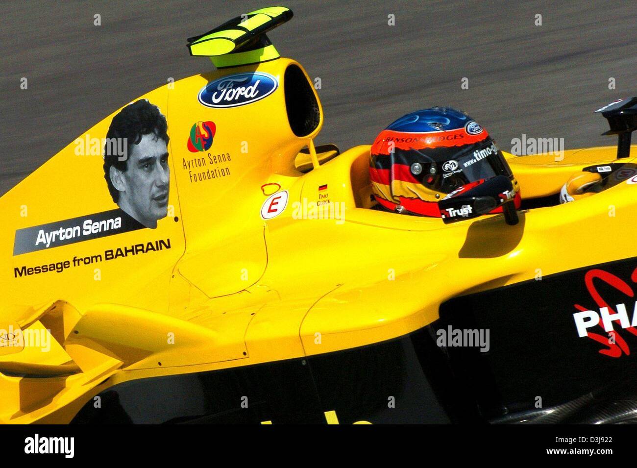 (Dpa) - tedesco di formula uno pilota Timo Glock gare nel suo giallo Jordan Ford che mostra un ritratto di ex Formula Uno Campione del Mondo Ayrton Senna a Enzo e Dino Ferrar cricuit racing a Imola, Italia, 23 aprile 2004. Dieci anni fa il pilota brasiliano è morto in un incidente durante una gara sul tracciato di Imola. La prima gara europea della stagione di F1 avrà luogo a Imola Foto Stock
