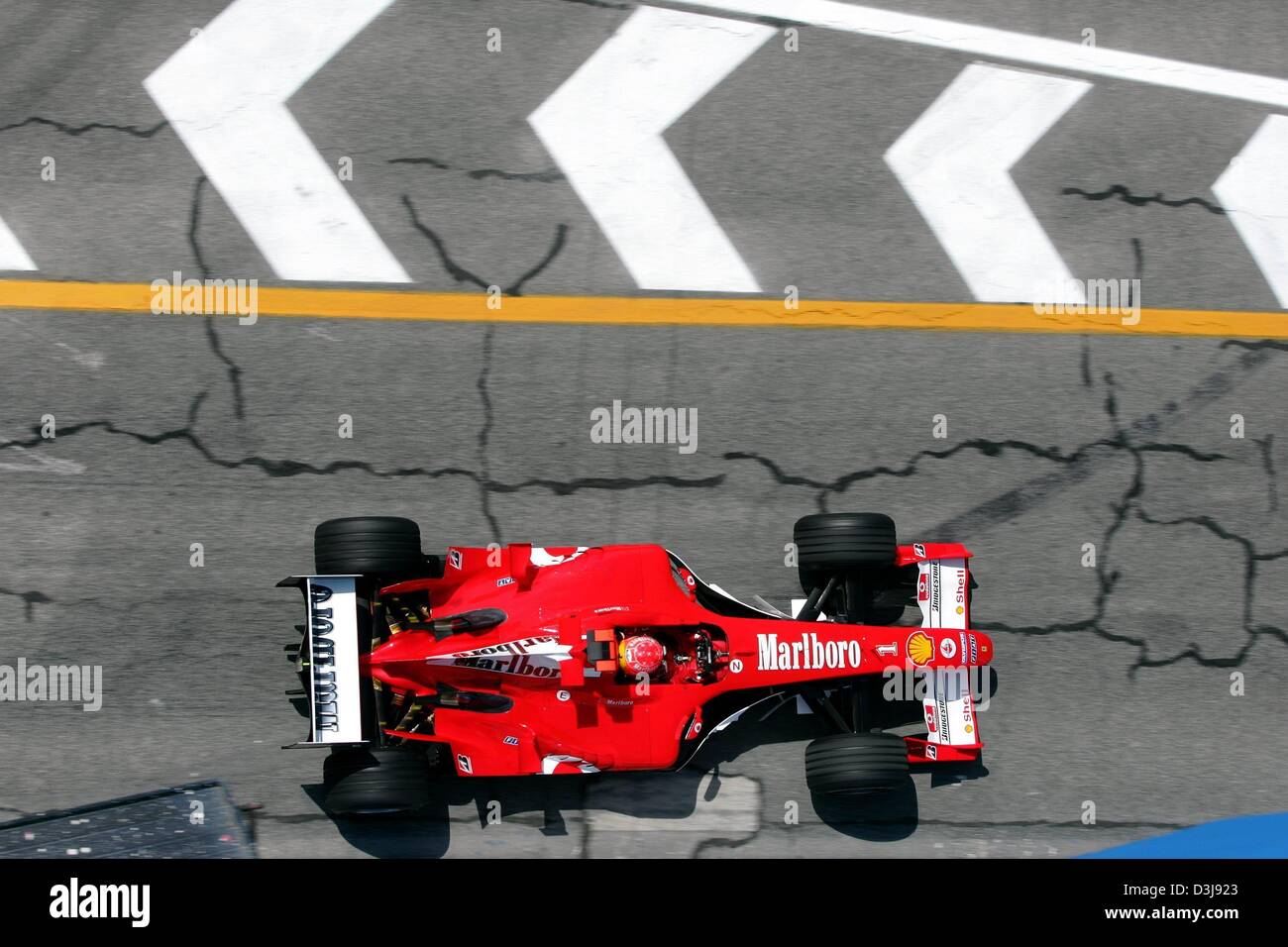 Dpa) - tedesco di Formula Uno del campione del mondo in carica Michael Schumacher gare con la sua Ferrari in uscita dalla pit lane durante il corso di formazione gratuito presso la "Enzo e Dino Ferrari di Formula Uno circuito di gara di Imola, Italia, 23 aprile 2004. Il gran premio di San Marino inizia domenica 25 aprile 2004. Foto Stock