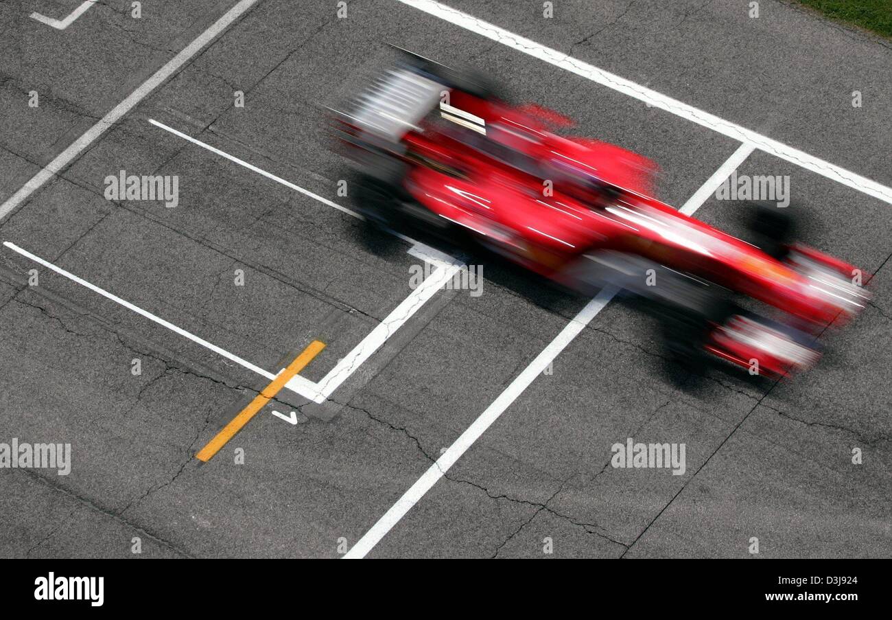 (Dpa) - tedesco di Formula Uno del campione del mondo in carica Michael Schumacher gare con la sua Ferrari in tutta la linea di partenza durante il corso di formazione gratuito presso la "Enzo e Dino Ferrari di Formula Uno circuito di gara di Imola, Italia, 23 aprile 2004. Il gran premio di San Marino inizia domenica 25 aprile 2004. Foto Stock