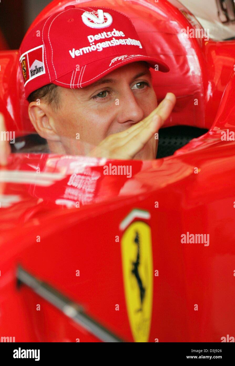 (Dpa) - tedesco di Formula Uno del campione del mondo in carica Michael Schumacher (Ferrari) gesti come egli siede nell'abitacolo della sua vettura da corsa al "Enzo e Dino Ferrari di Formula Uno circuito di gara di Imola, Italia, 23 aprile 2004. Il gran premio di San Marino inizia domenica 25 aprile 2004. Foto Stock