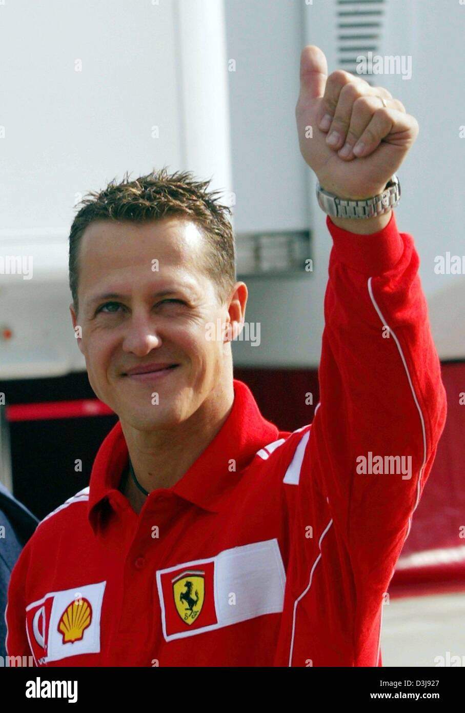 (Dpa) - tedesco di Formula Uno del campione del mondo in carica Michael Schumacher (Ferrari) i gesti di un pollice fino al suo arrivo in Enzo e Dino Ferrari di Formula Uno circuito di gara di Imola, Italia, 23 aprile 2004. Il gran premio di San Marino inizia domenica 25 aprile 2004. Foto Stock