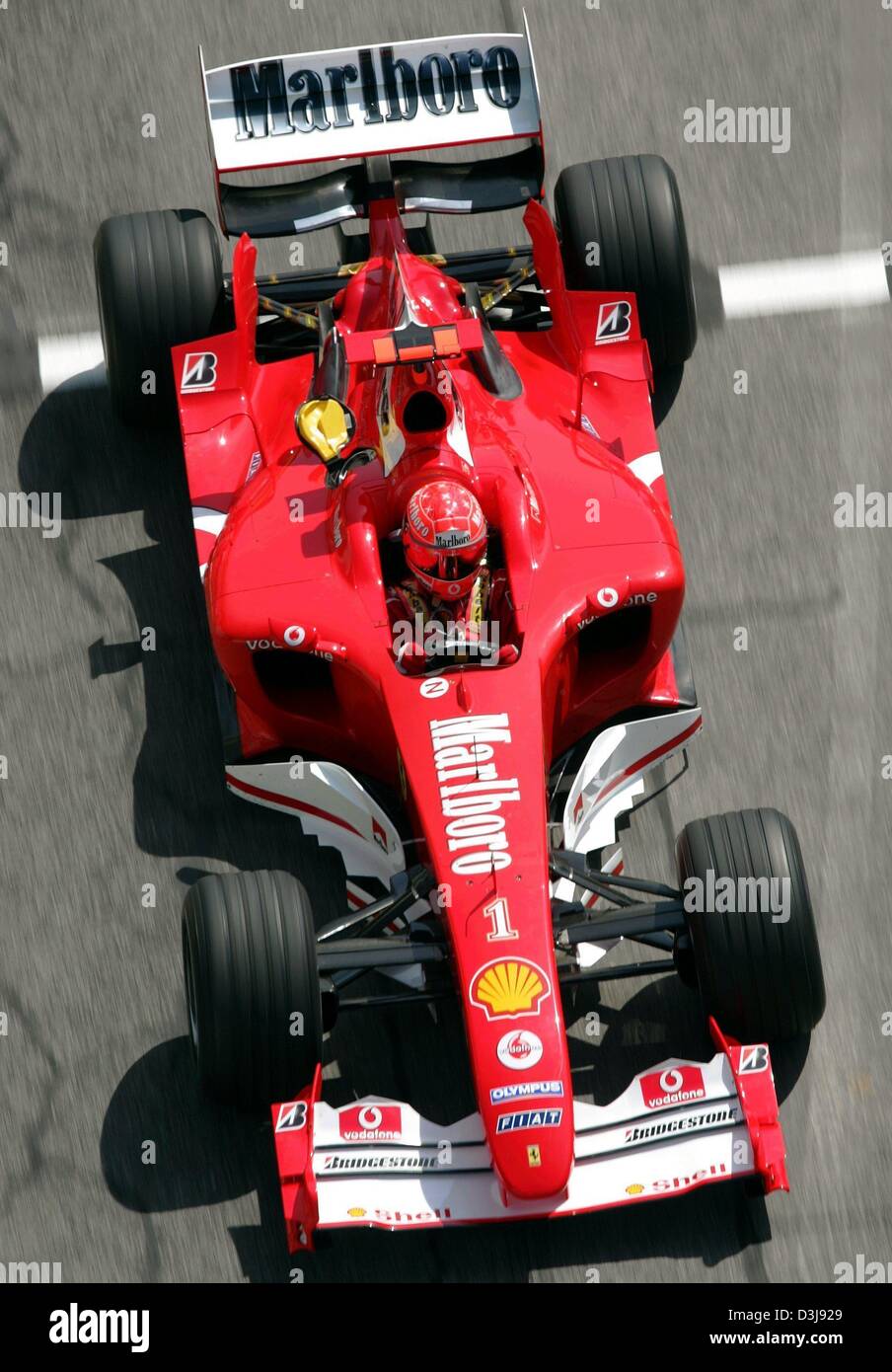 (Dpa) - tedesco di Formula Uno del campione del mondo in carica Michael Schumacher gare con la sua Ferrari in uscita dalla pit lane durante il corso di formazione gratuito presso la "Enzo e Dino Ferrari di Formula Uno circuito di gara di Imola, Italia, 23 aprile 2004. Il gran premio di San Marino inizia domenica 25 aprile 2004. Foto Stock