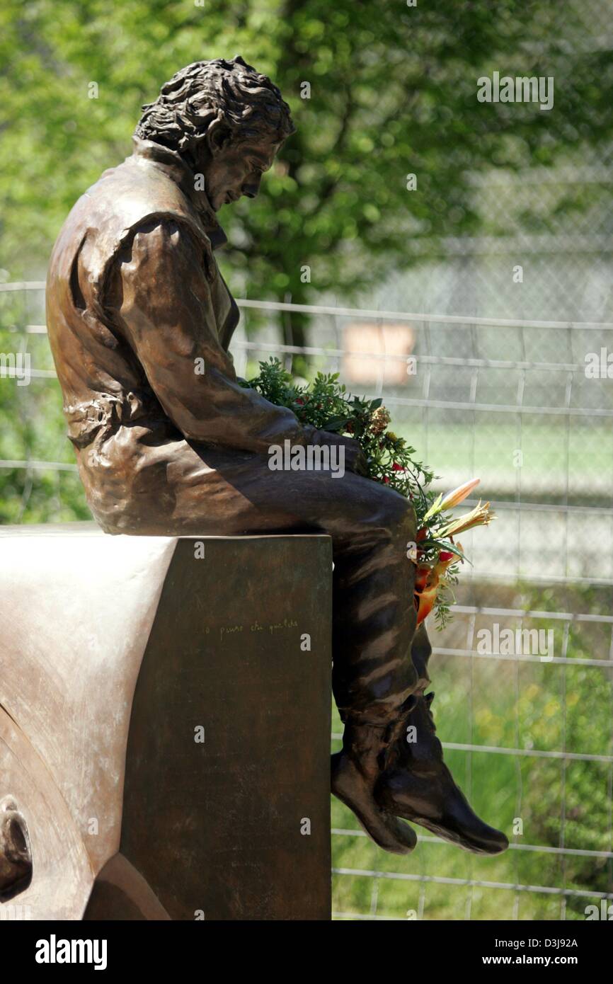 (Dpa) - La statua di ex Formula Uno Campione del Mondo Ayrton Senna è in mostra presso la "Enzo e Dino Ferrar' autodromo di Imola, Italia, 23 aprile 2004. Dieci anni fa il pilota brasiliano è morto in un incidente durante una gara sul tracciato di Imola. La prima gara europea della stagione di F1 avrà luogo a Imola con il Gran Premio di San Marino la prossima domenica, 25 aprile 2004. Foto Stock