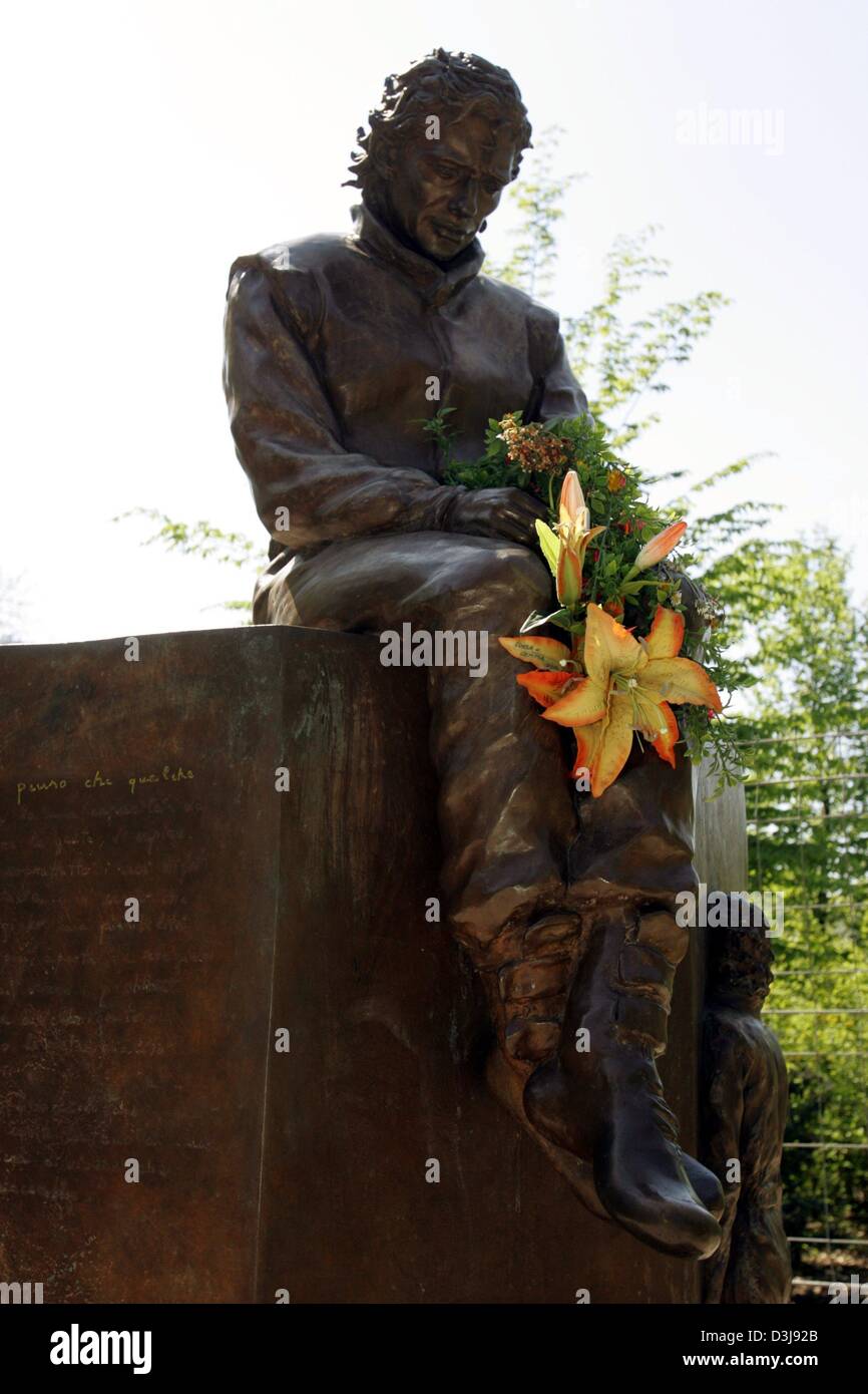 (Dpa) - La statua di ex Formula Uno Campione del Mondo Ayrton Senna è in mostra presso la "Enzo e Dino Ferrar' autodromo di Imola, Italia, 23 aprile 2004. Dieci anni fa il pilota brasiliano è morto in un incidente durante una gara sul tracciato di Imola. La prima gara europea della stagione di F1 avrà luogo a Imola con il Gran Premio di San Marino la prossima domenica, 25 aprile 2004. Foto Stock