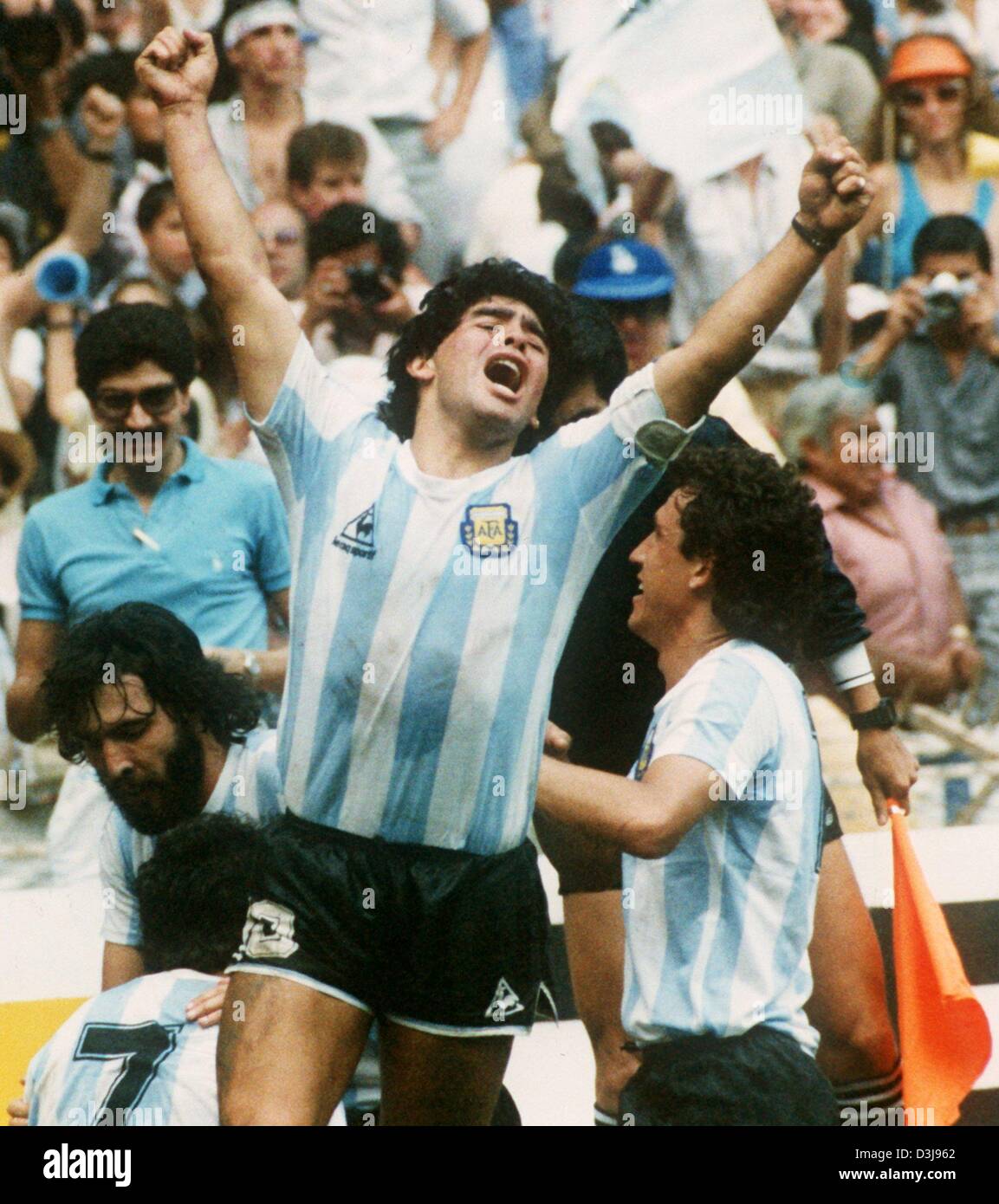 (Dpa file) - poi Argentine star del calcio Diego Maradona (anteriore) e i suoi compagni di squadra festeggiare dopo aver vinto la finale della Coppa del Mondo contro la Germania in Città del Messico, 29 giugno 1986. Maradona era riportato Domenica, 18 aprile 2004, hanno atterrato in cure intensive stazione di un ospedale in Buenor Aires e trattata per cuore severa e problemi respiratori. Prima Domenica, Maradona watche Foto Stock