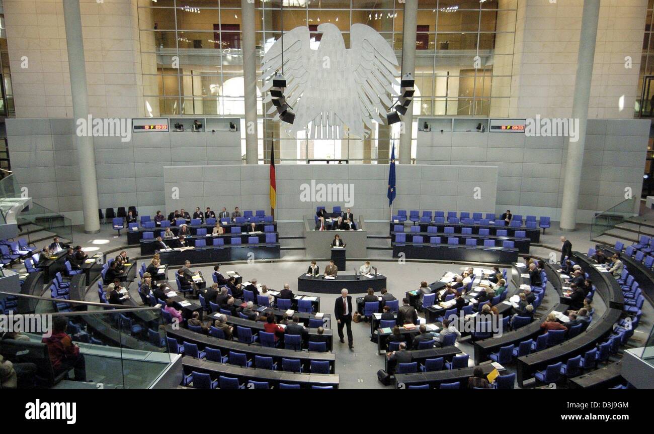 (Dpa) - Una vista nel plenum del Bundestag durante un dibattito a Berlino, 1 aprile 2004. Foto Stock