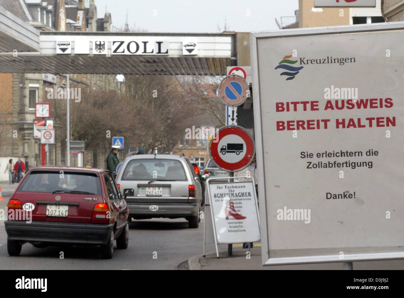 (Dpa) - Una vista del confine svizzero-tedesca di incrocio e i controlli doganali ("Zoll') all'Kreuzlinger street a Konstanz, Germania, 13 marzo 2004. Il segno sulla destra chiede viaggiatori " si prega di avere i tuoi documenti pronti'. Foto Stock