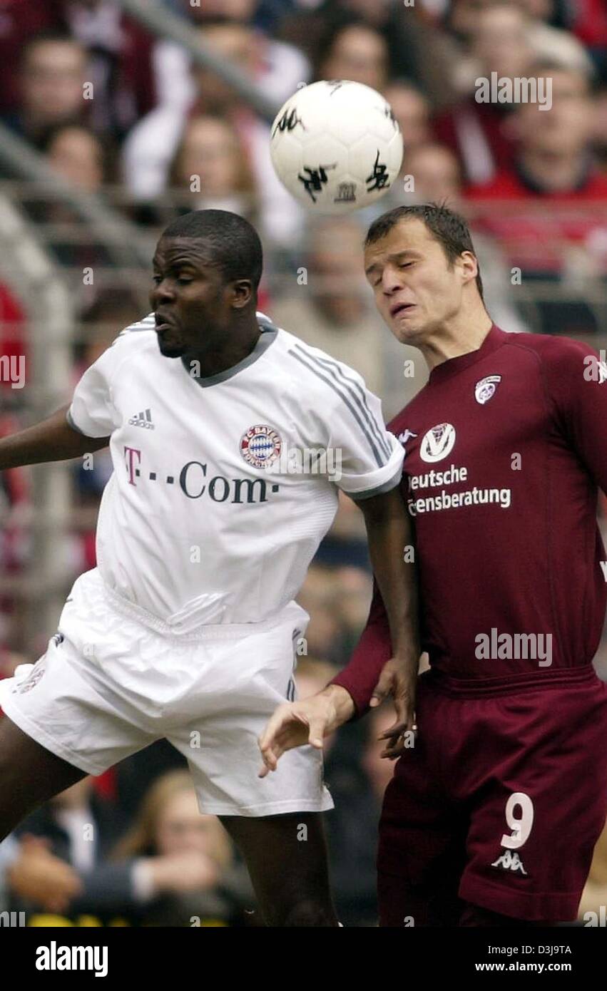 (Dpa) - Kaiserslautern's Vratislav LOKVENC (R) e del Bayern Monaco Samuel Kuffour lotta per la testata durante la Bundesliga partita di calcio fra 1FC Kaiserslautern e FC Bayern Monaco di Baviera a Kaiserslautern, in Germania, 3 aprile 2004. Kaiserslautern perso la partita con un punteggio di 0 a 2 contro il Monaco di Baviera. Foto Stock