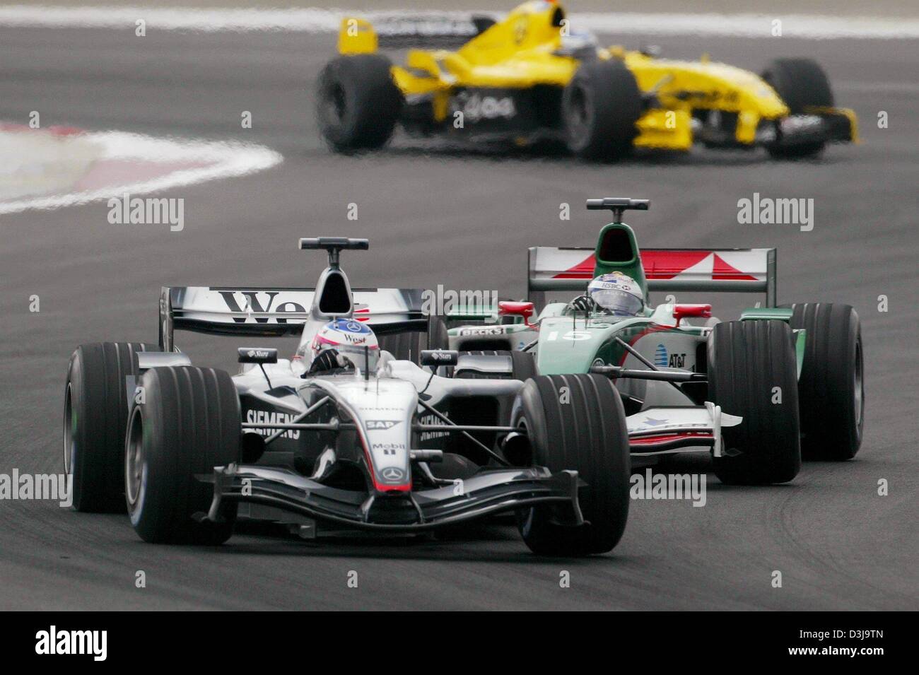 (Dpa) - Finlandese pilota di Formula Uno Kimi Raeikkoenen (McLaren Mercedes, anteriore) si impadronisce dell'Austria Christian Klien (Jaguar) durante il Gran Premio di Formula Uno in Manama, Bahrein, 4 aprile 2004. Foto Stock