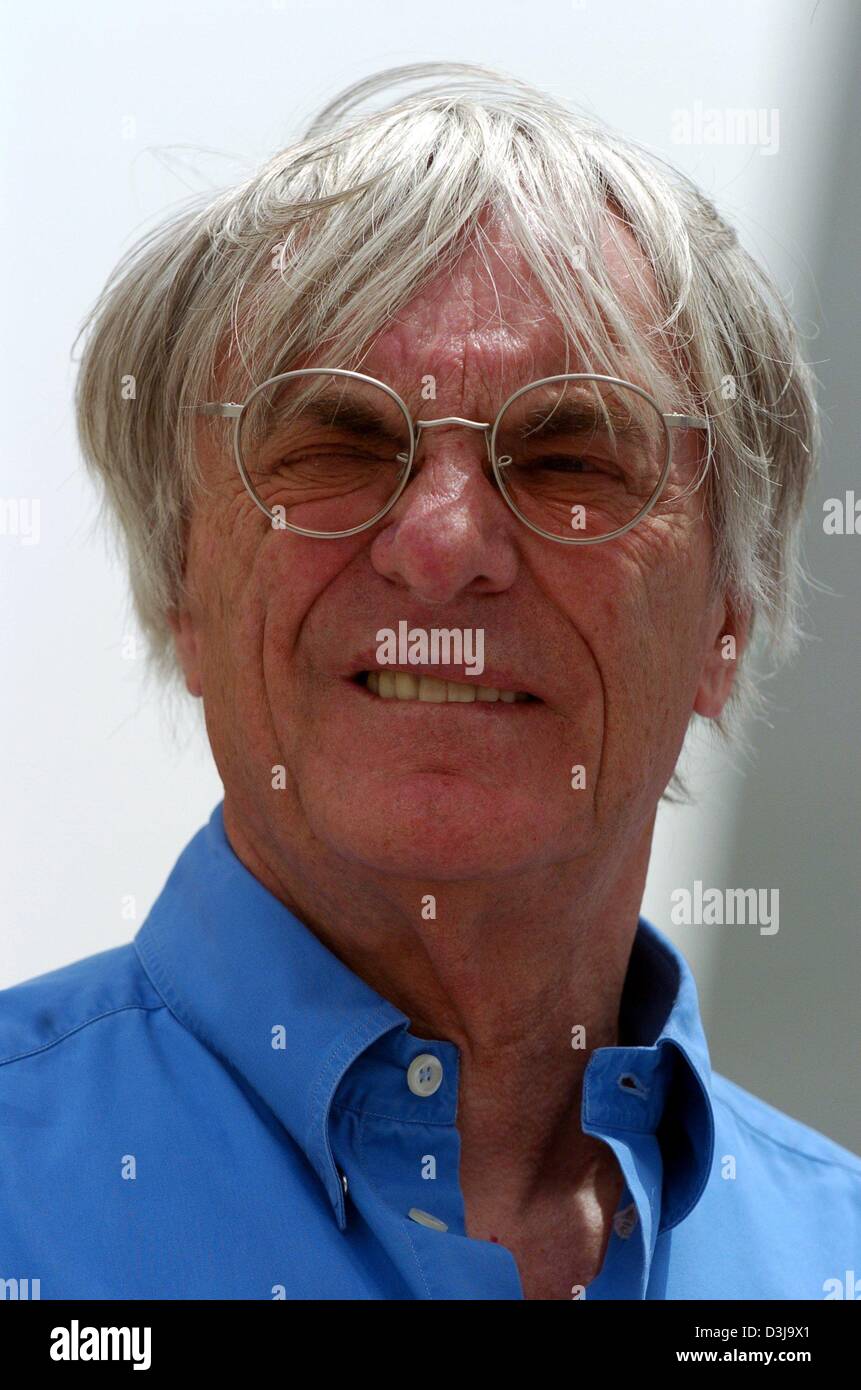 (Dpa) - Il capo della formula one racing federation Bernie Ecclestone nella foto in una gara di Formula Uno nel corso di Manama, Bahrein, 1 aprile 2004. Foto Stock