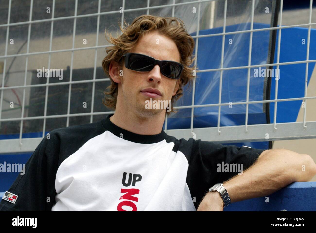 (Dpa) - British pilota di Formula Uno Jenson Button (BAR-Honda) è raffigurato indossa un paio di occhiali da sole in una gara di Formula Uno nel corso di Manama, Bahrein, 1 aprile 2004. Foto Stock