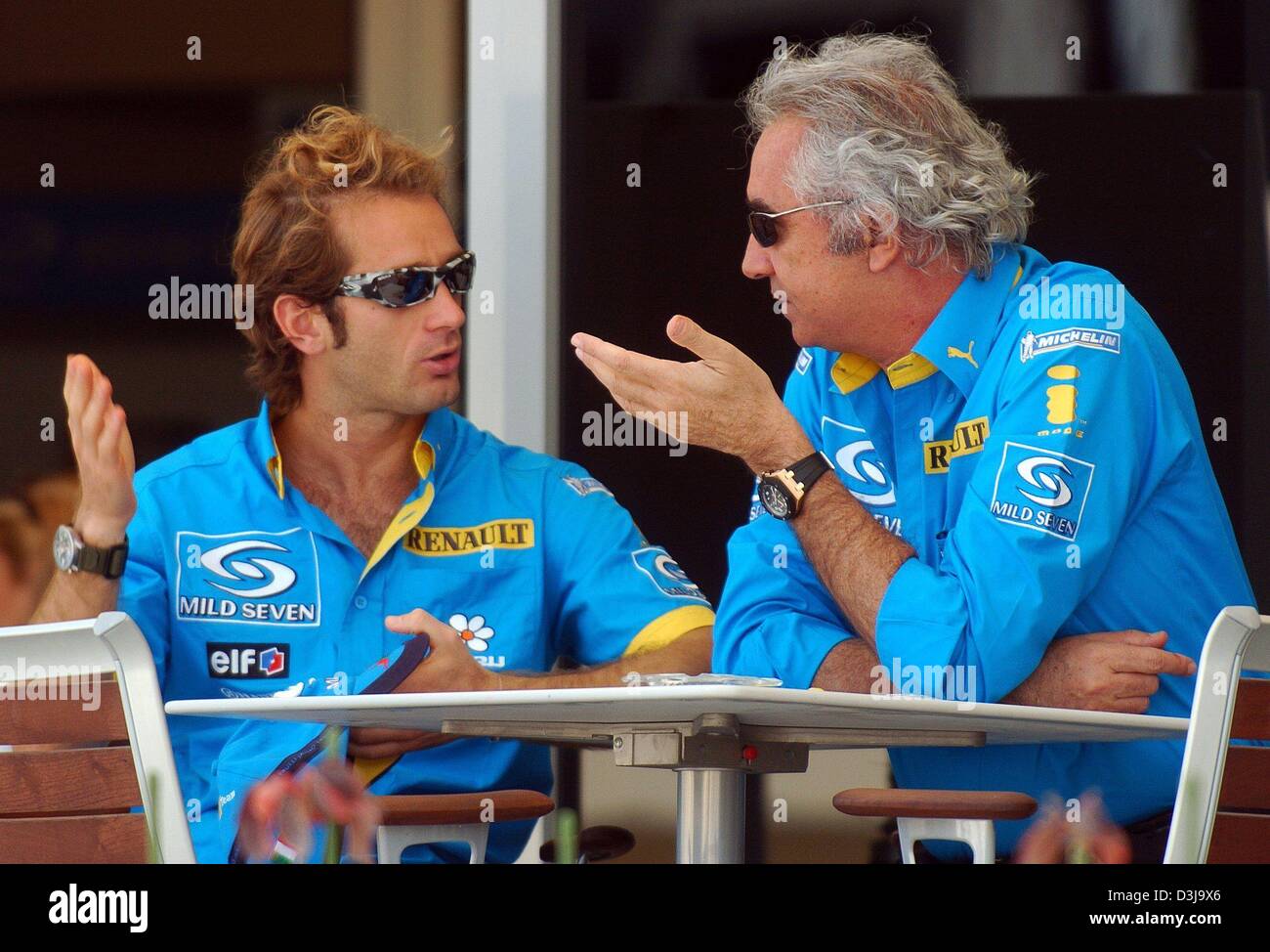 (Dpa) - Flavio Briatore, team leader della Renault, è coinvolto in una discussione con il suo italiano pilota di formula uno Jarno Trulli (L) alla formula one racing corso in Manama, Bahrein, 2 aprile 2004. Foto Stock