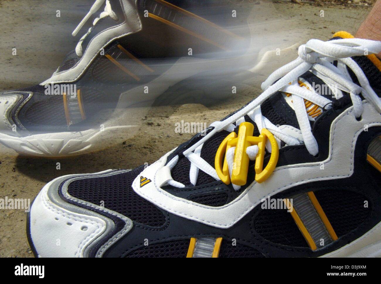 (Dpa) - un runner indossa un campione di colore giallo-chip sul suo trainer mentre lungo una strada a Duesseldorf in Germania, 31 marzo 2004. Il campione-chip trasmette i dati di un runner per un computer che misure precisamente la temporizzazione di un atleta. Foto Stock