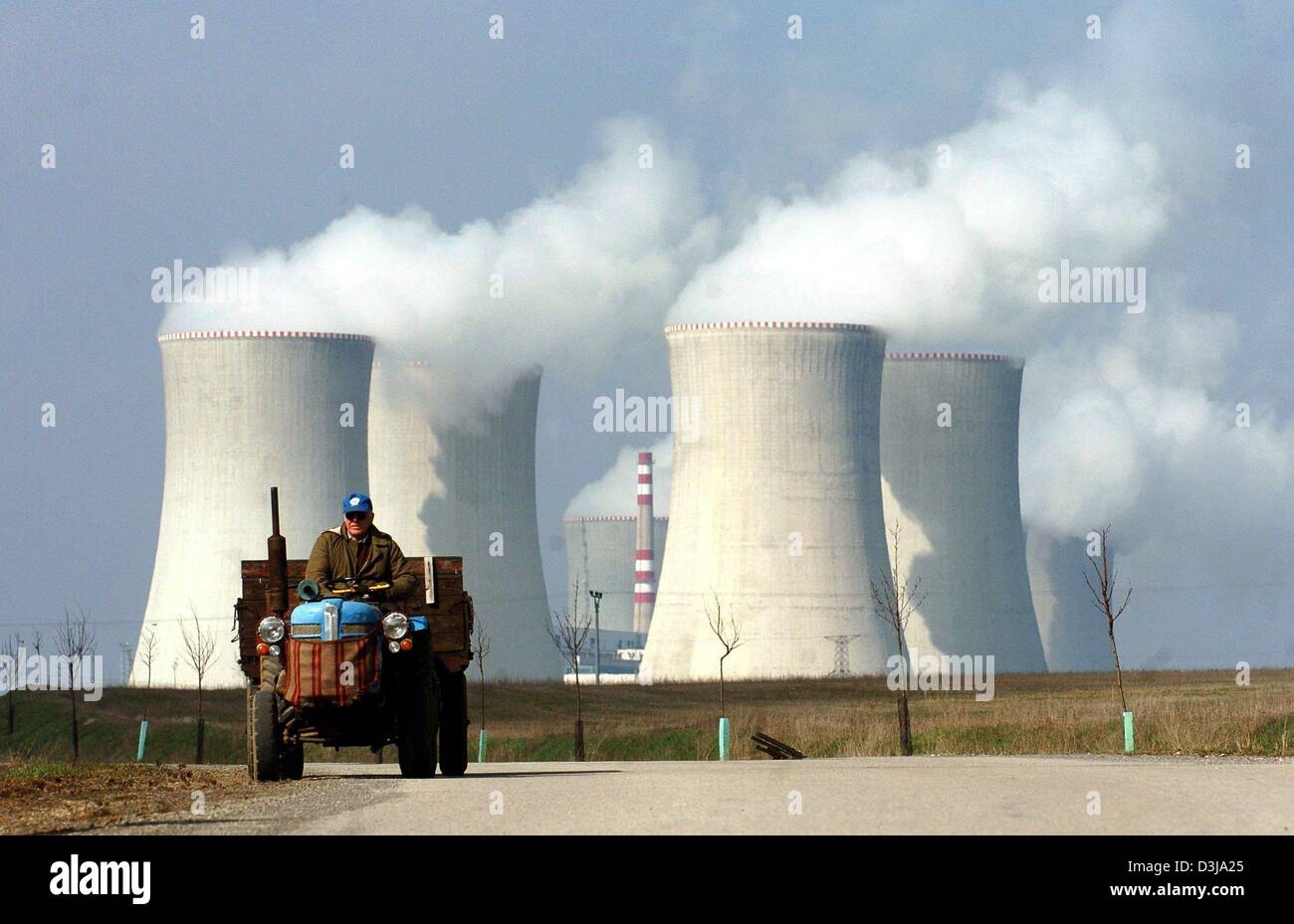 (Dpa) - Un agricoltore aziona il suo trattore di fronte al paesaggio di Dukovany centrale nucleare a Dokovany, Moravia meridionale, Cechia, 31 marzo 2004. La pianta di potere appartiene alla Repubblica ceca fornitore di energia CEZ e ha una potenza di uscita di quattro volte 440 megawatt. Foto Stock