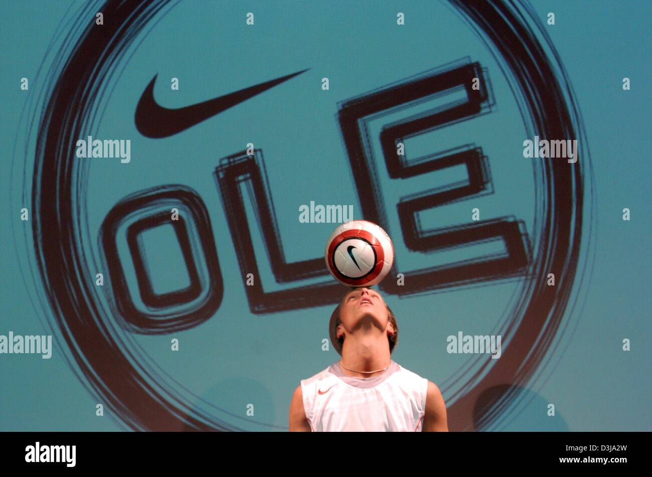 (Dpa) una sfera artista gioca con un campo di calcio durante la presentazione di un nuovo Nike soccer spot pubblicitario di Domenica, 28 marzo 2004 ad Amburgo, in Germania del nord. Foto Stock