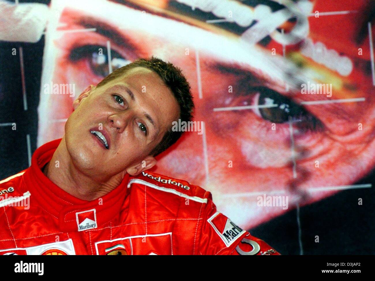 (Dpa) Il tedesco F1 campione del mondo Michael Schumacher si rilassa durante il corso di formazione gratuito presso la pista di Sepang vicino a Kuala Lumpur il Venerdì, 19 marzo 2004. Schumacher cadenzato il miglior tempo nella sua prima sessione di formazione e il quarto miglior nella seconda formazione gestita. Domenica, 21 marzo 2004, il Gran Premio di Malesia sarà in corso. Foto Stock