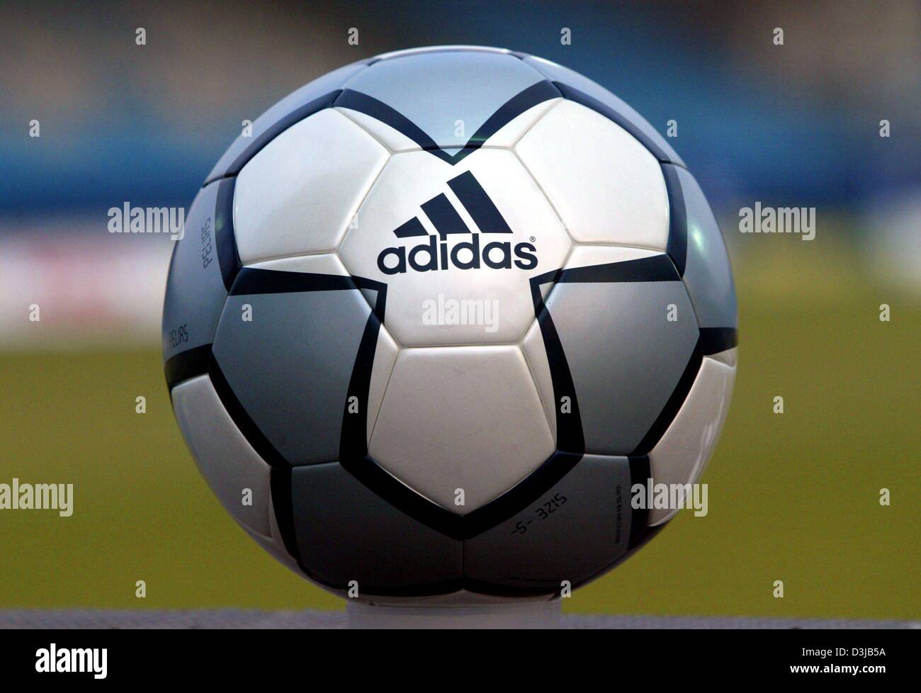 Dpa) - Il nuovo Adidas Pallone da calcio per i Giochi Olimpici di Atene  2004 sul display in Fuerth, Germania, 4 marzo 2004 Foto stock - Alamy