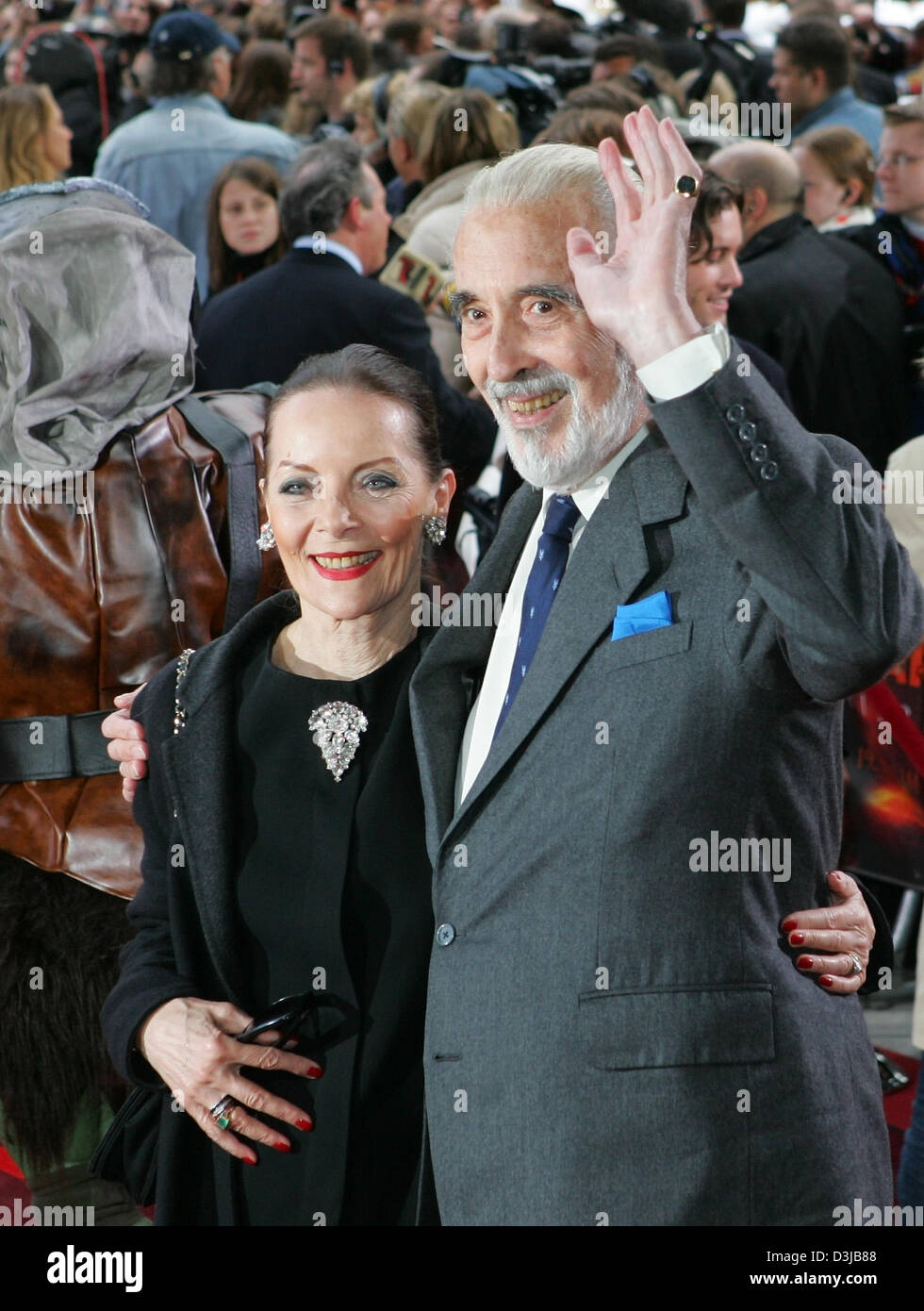 (Dpa) - attore britannico Christopher Lee (R) e sua moglie Brigit arrivare per la premiere del nuovo "Star Wars Episodio 3 - La vendetta dei Sith" di Berlino, 17 maggio 2005. Centinai di tifosi hanno partecipato all'evento. Il film è stato ufficialmente rilasciato in tutto il mondo il giovedì, 19 maggio 2005 e colma il divario tra il primo film della serie di Guerre Stellari dal 1977 e gli episodi più recenti che sono stati releas Foto Stock
