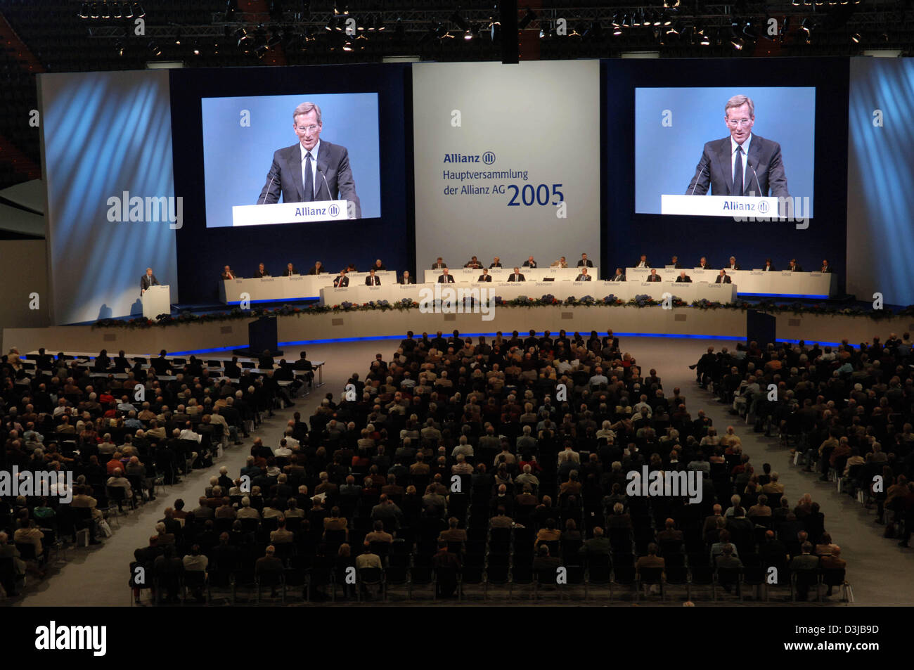 (Dpa) - Allianz AG CEO Michael Diekmann parla agli azionisti durante l'azienda riunione generale nell'Olympic Hall di Monaco di Baviera, Germania, mercoledì 04 maggio 2005. Il gigante di assicurazione Allianz ha rappresentato un colpo di profitto nel primo trimestre del 2005. Secondo numeri provvisori l utile netto raggiunge i 1,1 miliardi di euro. Foto Stock