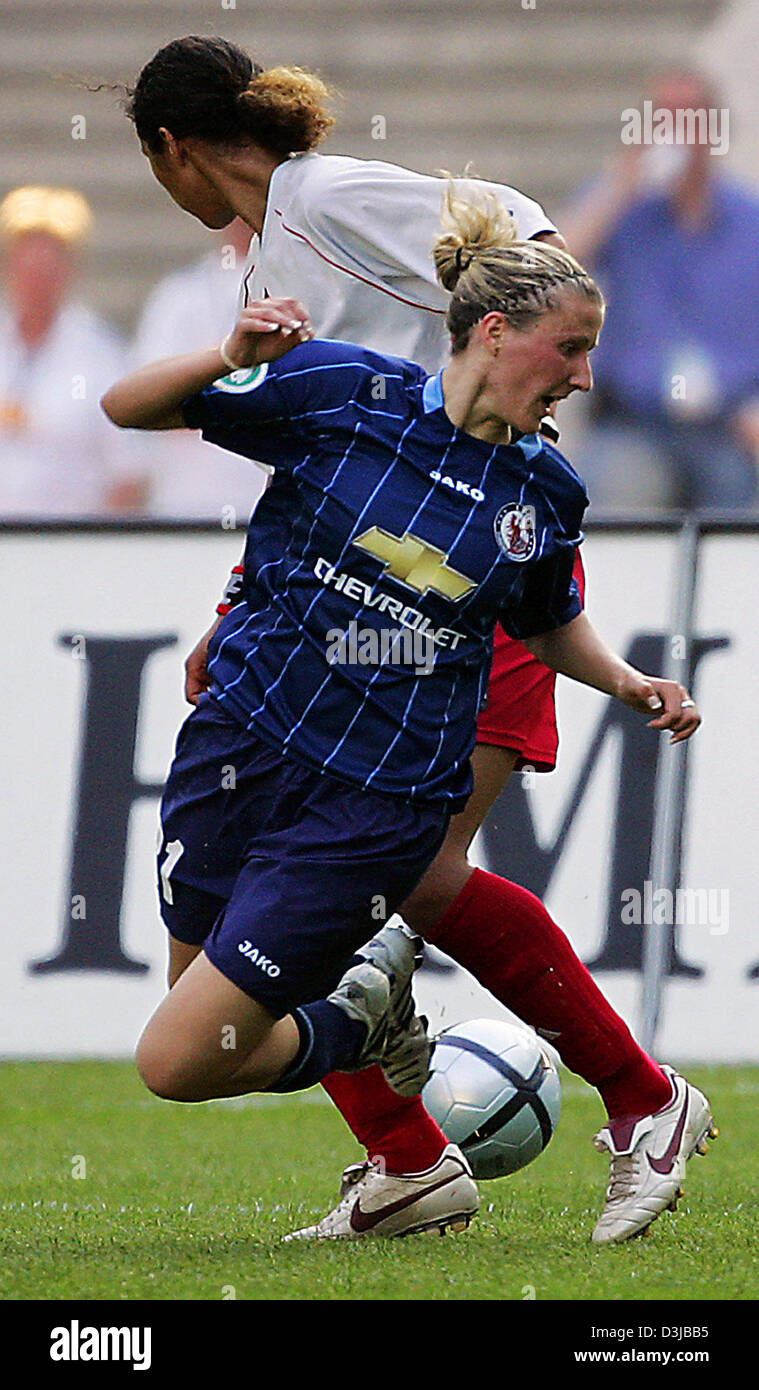 (Dpa) - Presso le donne del DFB Cup finale, calcio tedesco club 1. FFC Frankfurt incontra il Turbine Potsdam presso lo Stadio Olimpico di Berlino, Germania, 28 maggio 2005. La foto mostra un duello di Steffi Jones (B, 1. FFC Francoforte) e Anja Mittag (Turbine Potsdam). Foto Stock