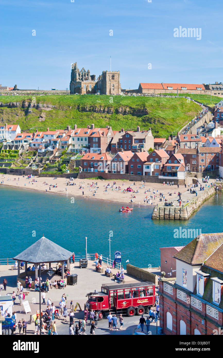 Lungomare di Whitby Abbey rovine chiesa vecchia e la spiaggia Nord Yorkshire Regno unito Gb eu europe Foto Stock