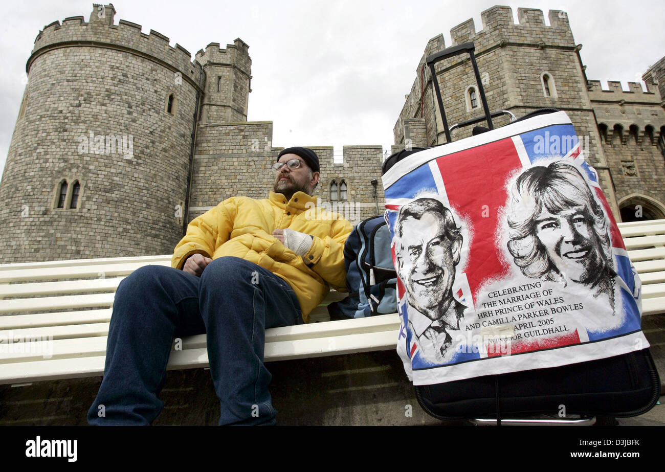 (Dpa) - un ventilatore dell'inglese Royal famiglia siede con il suo trolly intonacate con immagini del giovane principe Carlo e Camilla Parker Bowles nella parte anteriore del Castello di Windsor in Inghilterra. La coppia del matrimonio è prevista per sabato 09 aprile 2005 nel villaggio inglese di Windsor. Foto Stock