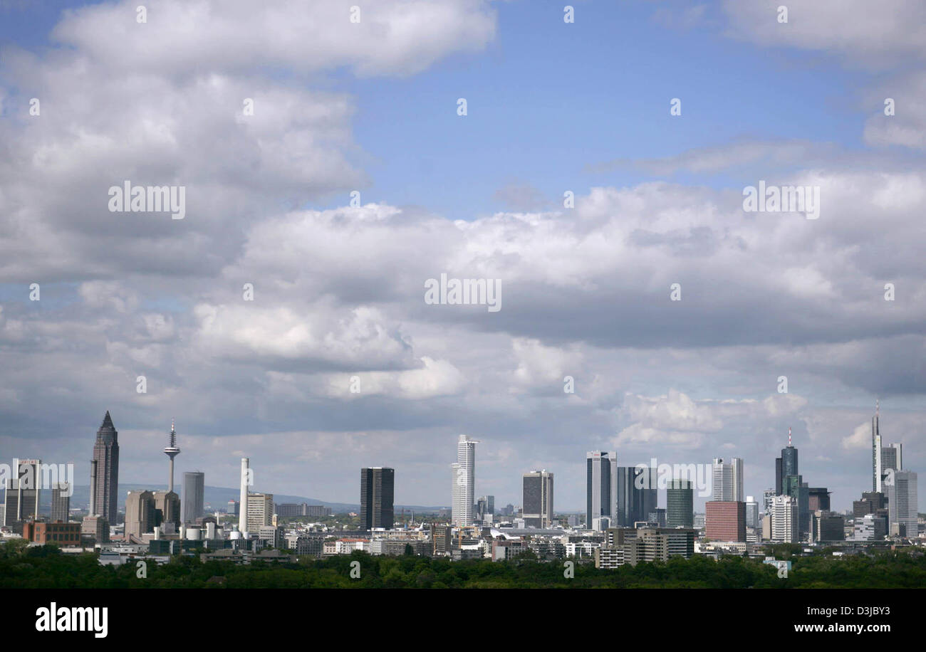(Dpa) - Una vista panoramica dello skyline di Francoforte, Germania, 12 maggio 2005. Parole chiave: Human-Interest, ronzio, Architettura, Economy-Business-Finance, EBF, panoramica view, skyline, alto, Germania:DEU, general view, funzione Foto Stock