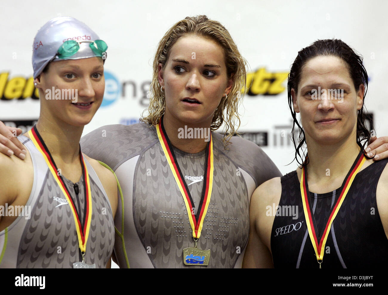 (Dpa) - Janine Pietsch (C), il detentore del record mondiale in campo femminile 50 metri dorso stand tra Antje Buschschulte (L) e Sandra Voelker alla cerimonia di consegna del premio durante il tedesco Nuoto Campionati di Berlino, 25 maggio 2005. I vincitori del 117Campionato Tedesco qualificarsi per i Campionati del Mondo di Montreal, Canada. Foto Stock