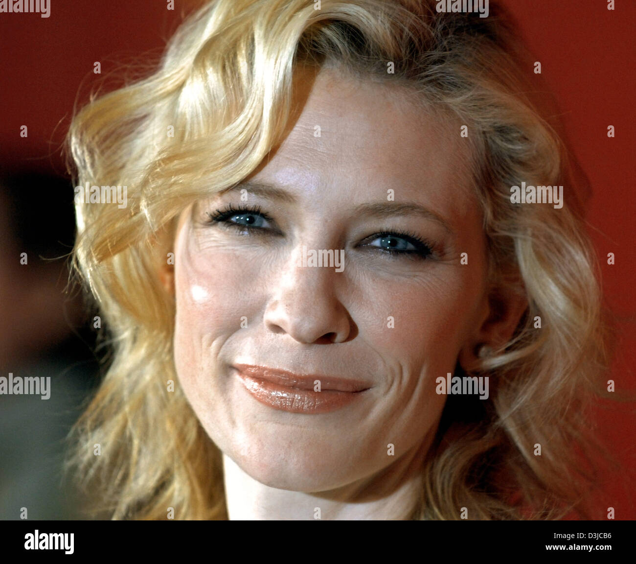 (Dpa) - attrice australiana Cate Blanchett sorrisi come lei arriva per la presentazione del suo nuovo film "La vita acquatica di Steve Zissou' alla Berlinale Filmfestival di Berlino, Germania, 16 febbraio 2005. Foto Stock
