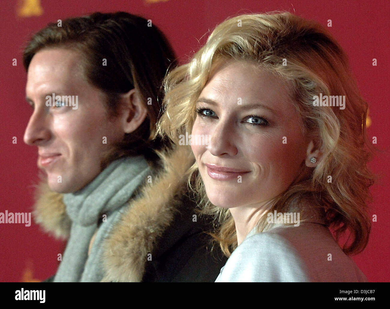 (Dpa) - Noi direttore di Wes Anderson (L) e attrice australiana Cate Blanchett arriva per la presentazione del loro nuovo film "La vita acquatica di Steve Zissou' alla Berlinale Filmfestival di Berlino, Germania, 16 febbraio 2005. Foto Stock