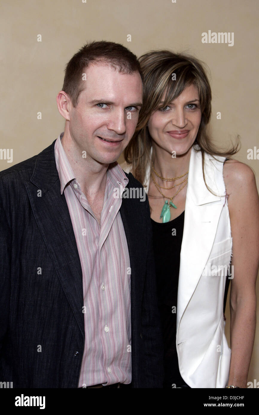 (Dpa) - US-attore Ralph Fiennes e direttore Martha Fiennes a 58th International Film Festival di Cannes, Francia, 21 maggio 2005. Foto Stock