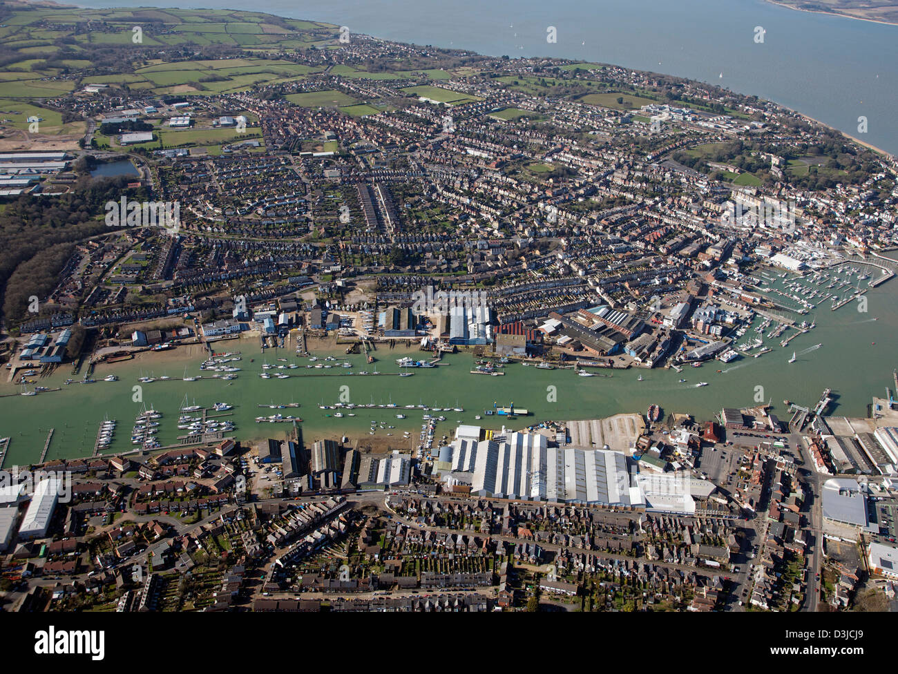 Vista aerea di Cowes sull'Isola di Wight e il fiume Medina estuario che affluisce nel Solent Foto Stock