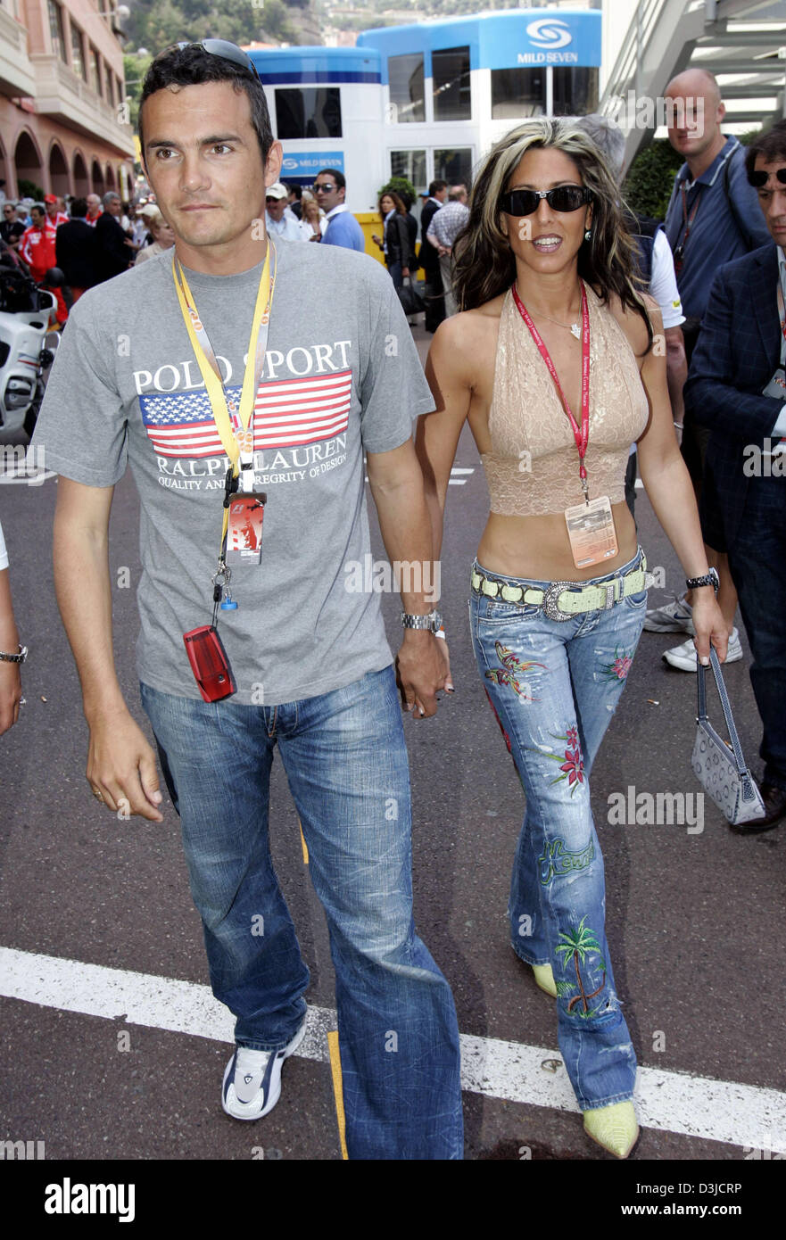 (Dpa) - ex ciclista francese Richard Virenque e sua moglie Stephanie arrivare nel paddock prima del Gran Premio di Monaco a Montecarlo, Monaco, domenica 22 maggio 2005. Foto Stock