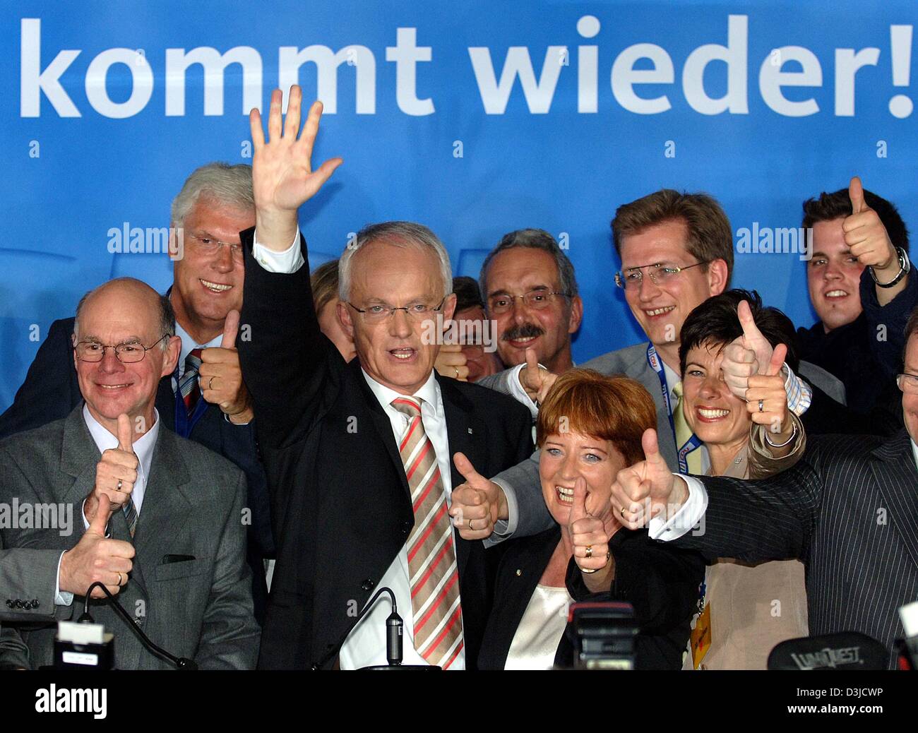 (Dpa) - Juergen Ruettgers (C) (CDU), vincitore delle elezioni dello stato nella Renania settentrionale-Vestfalia (NRW), saluti insieme con sua moglie Angelika e sostenitori dopo l'annuncio dei primi risultati elettorali presso la sede regionale della CDU partito a Duesseldorf in Germania, Domenica, 22 maggio 2005. Dopo 39 anni di opposizione il CDU è finalmente riuscito a conquistare una vittoria netta in per Foto Stock