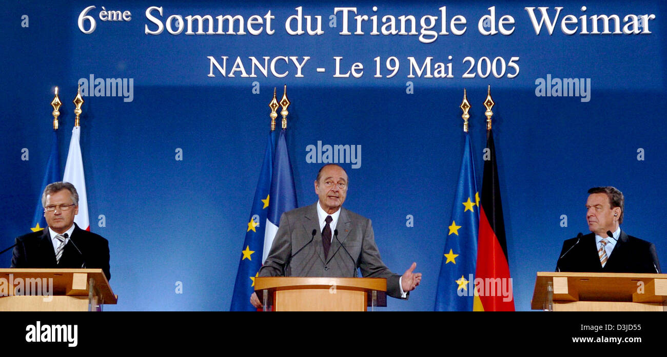 (Dpa) - (L) Presidente polacco Kwasniewski Alexander, il presidente francese Jacques Chirac e il cancelliere tedesco Gerhard Schroeder parlare durante una conferenza stampa a Nancy, Francia, giovedì, 19 maggio 2005. I politici si è riunito in occasione del cosiddetto 'Weimarer-Dreieck-Gipfel' (Weimar vertice del triangolo) per Tedesco, Francese e Polacco la cooperazione. La conferenza segna il sesto summ Foto Stock