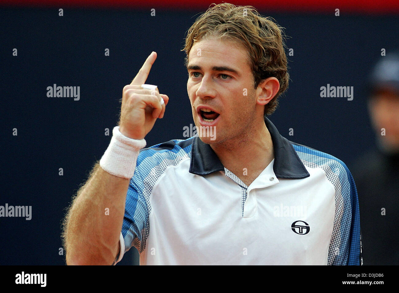 (Dpa) - italiano di tennis pro Filippo Volandri colpisce una posa durante la sua partita contro il francese Sebastien Grosjean al Master ATP torneo di tennis di Amburgo, Germania, 12 maggio 2005. Volandri ha vinto la partita 6-3 e 6-4. Foto Stock