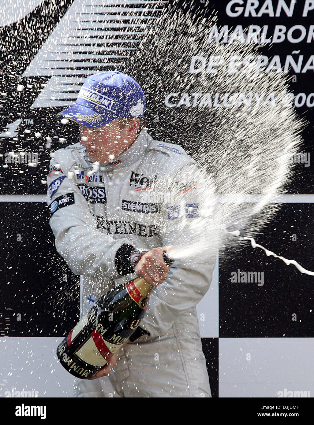 (Dpa) - Finlandese pilota di Formula Uno Kimi Raeikkoenen della McLaren Mercedes celebra la sua vittoria di irrorazione con lo champagne sul podio dopo il Gran Premio di Spagna in gara di F1 Via Circuit de Catalunya nei pressi di Barcellona, Spagna, 8 maggio 2005. Foto Stock