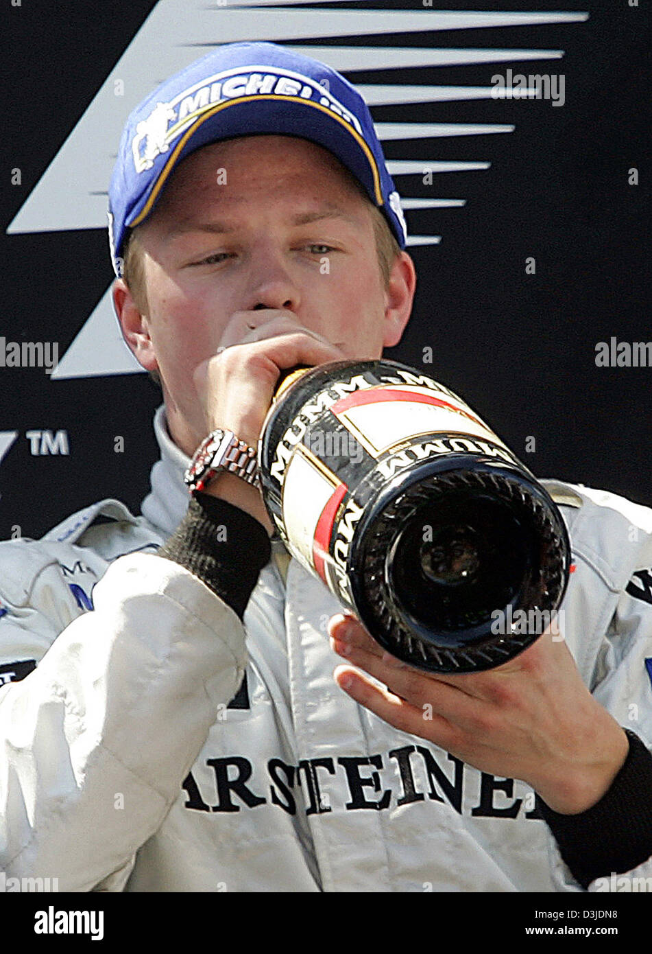 (Dpa) - Finlandese pilota di Formula Uno Kimi Raeikkoenen del team McLaren Mercedes bevande champagne dopo ha vinto il Gran Premio di Spagna presso il circuito di Formula Uno Circuito de Catalunya di Barcellona vicino a Montmelò, domenica 08 maggio 2005. Foto Stock