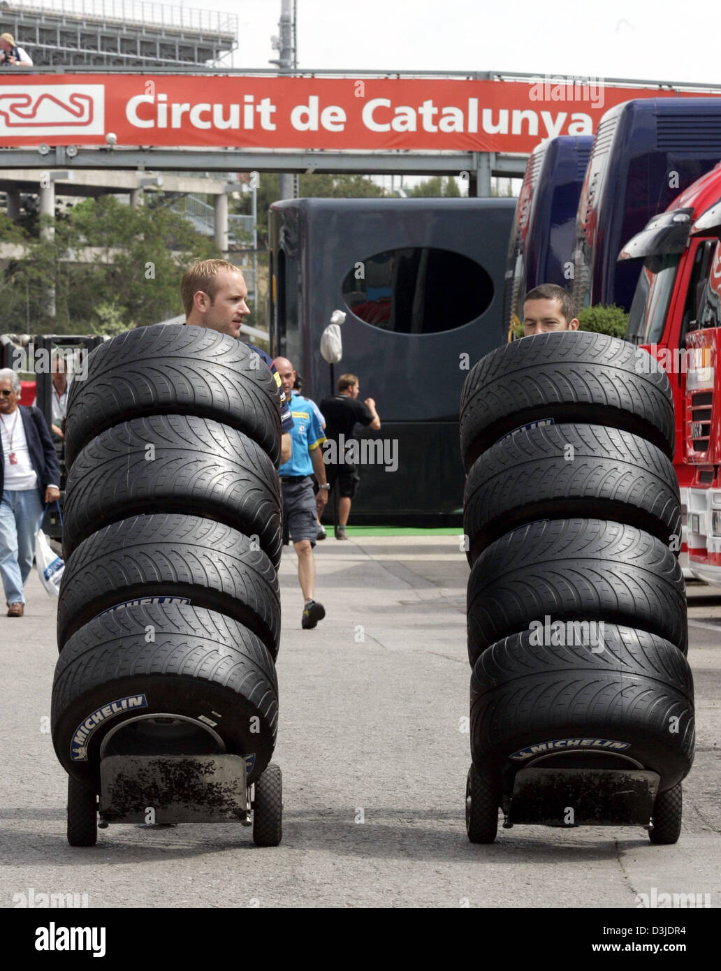 (Dpa) - Due meccanici push racing Michelin Pneumatici per auto su carrelli attraverso il paddock presso il Circuit de Catalunya, il circuito di Formula Uno in Granollers, nei pressi di Barcellona, Spagna, 05 maggio 2005. Il Gran Premio di Spagna sarà iniziata qui domenica 08 maggio 2005. Foto Stock