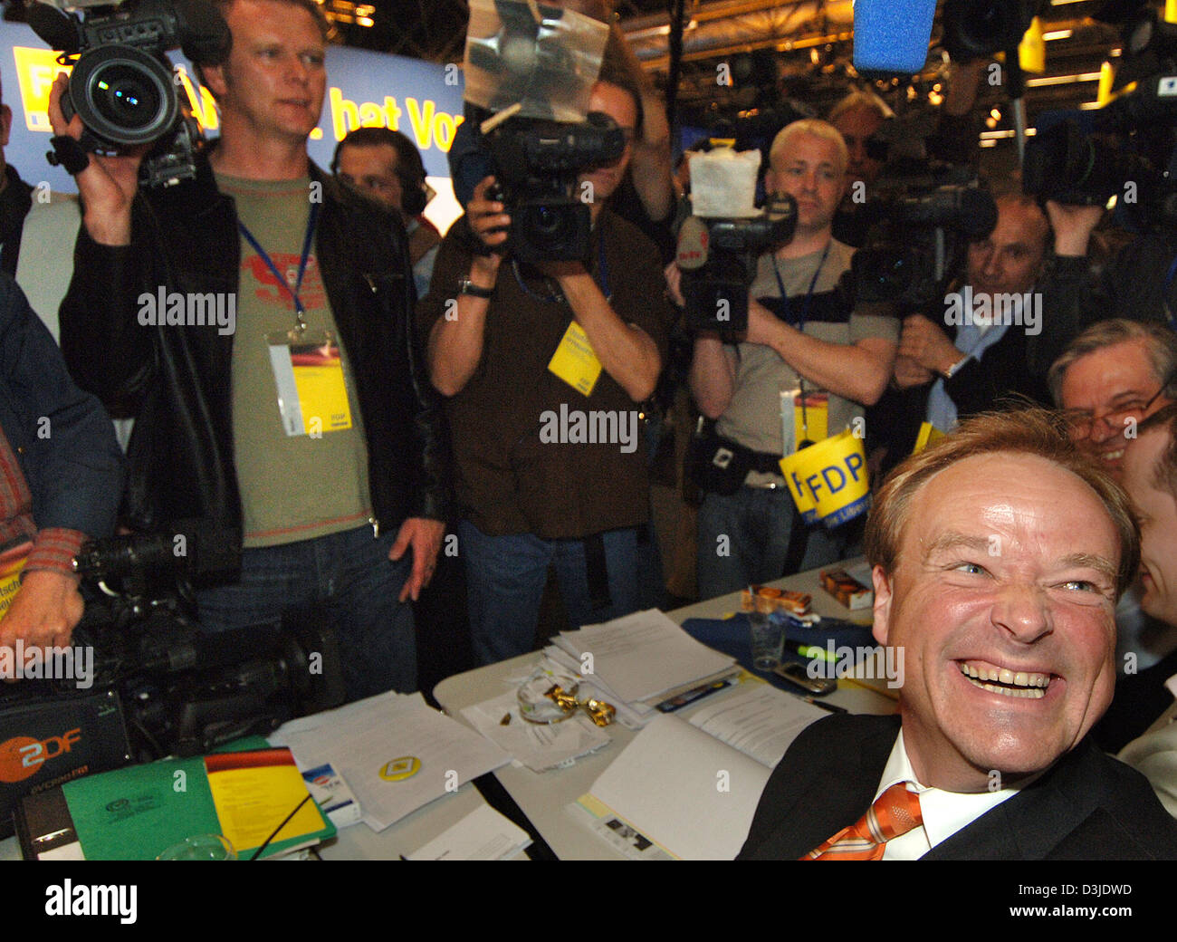 (Dpa) - Dirk Niebel (R, fondo) sorride e gioisce dopo i risultati delle elezioni durante il FDP Partito convenzione a Colonia, Germania, 05 maggio 2005. Niebel è stato eletto il FDP Partito della nuova secertary generale con il 92 percento dei voti. Foto Stock