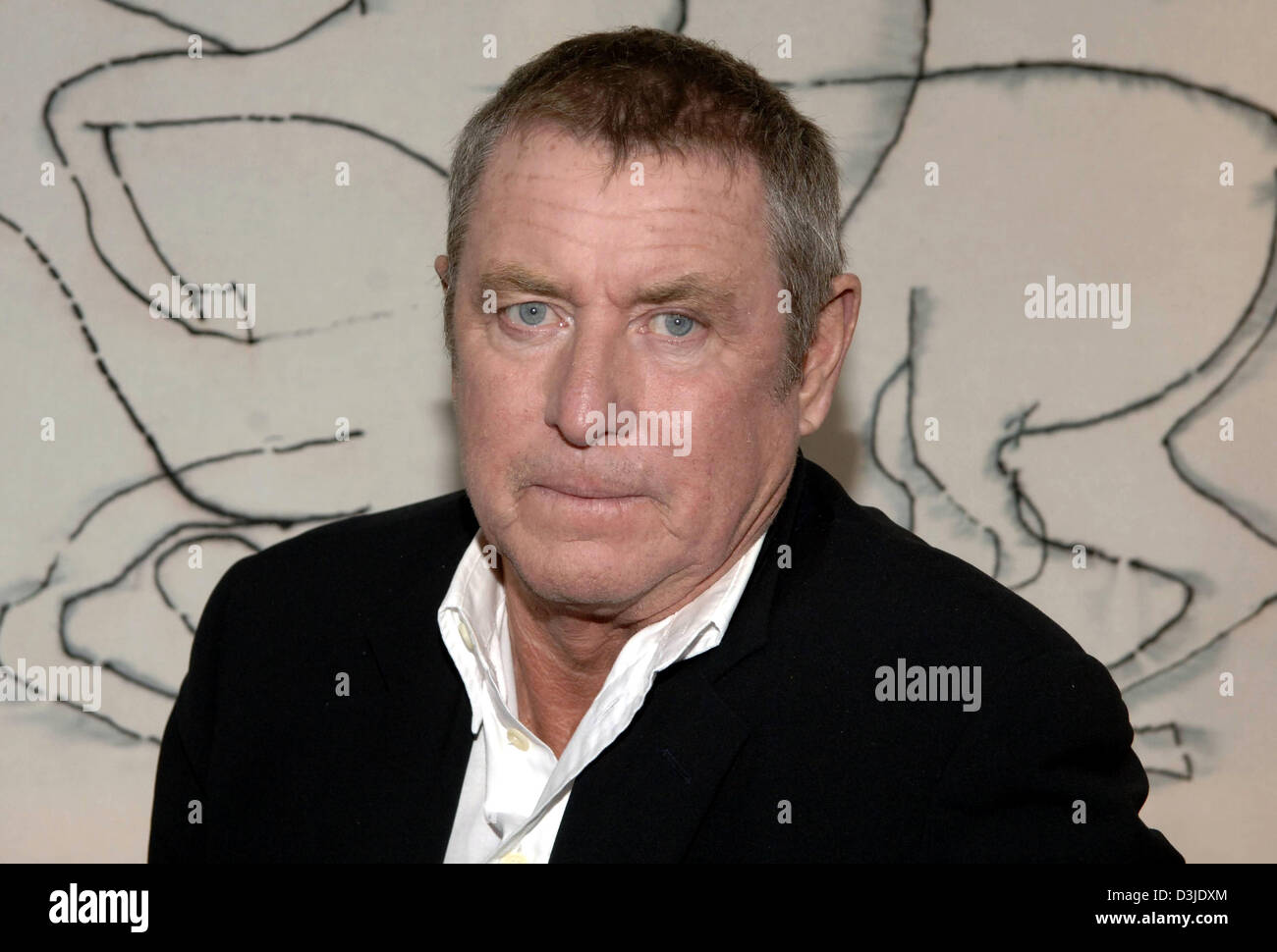 (Dpa) - attore britannico John ortiche guarda nella telecamera ad Amburgo, Germania, 4 maggio 2005. Ortica svolge un ruolo guida nel canale TV tedesco ZDF della nuova serie di criminalità "Ispettore Barnaby'. La serie è basata sui libri di Caroline Graham e è un enorme successo in Gran Bretagna dal 1998. La serie inizia con un pilota e due più episodi il 26 giugno 2005. Foto Stock