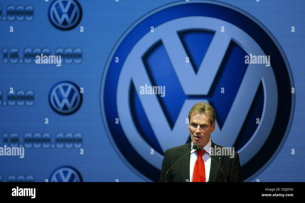 (Dpa) - Capo della Volkswagen do Brasil Maergner cristiana parla di fronte a una schermata con VW-logos durante una celebrazione festa di VW do Brasil in Anchieta vicino a Sao Paulo, Brasile, 3 maggio 2005. VW celebra la produzione di più di 15 milioni di veicoli in oltre cinquanta anni in Brasile. Foto Stock