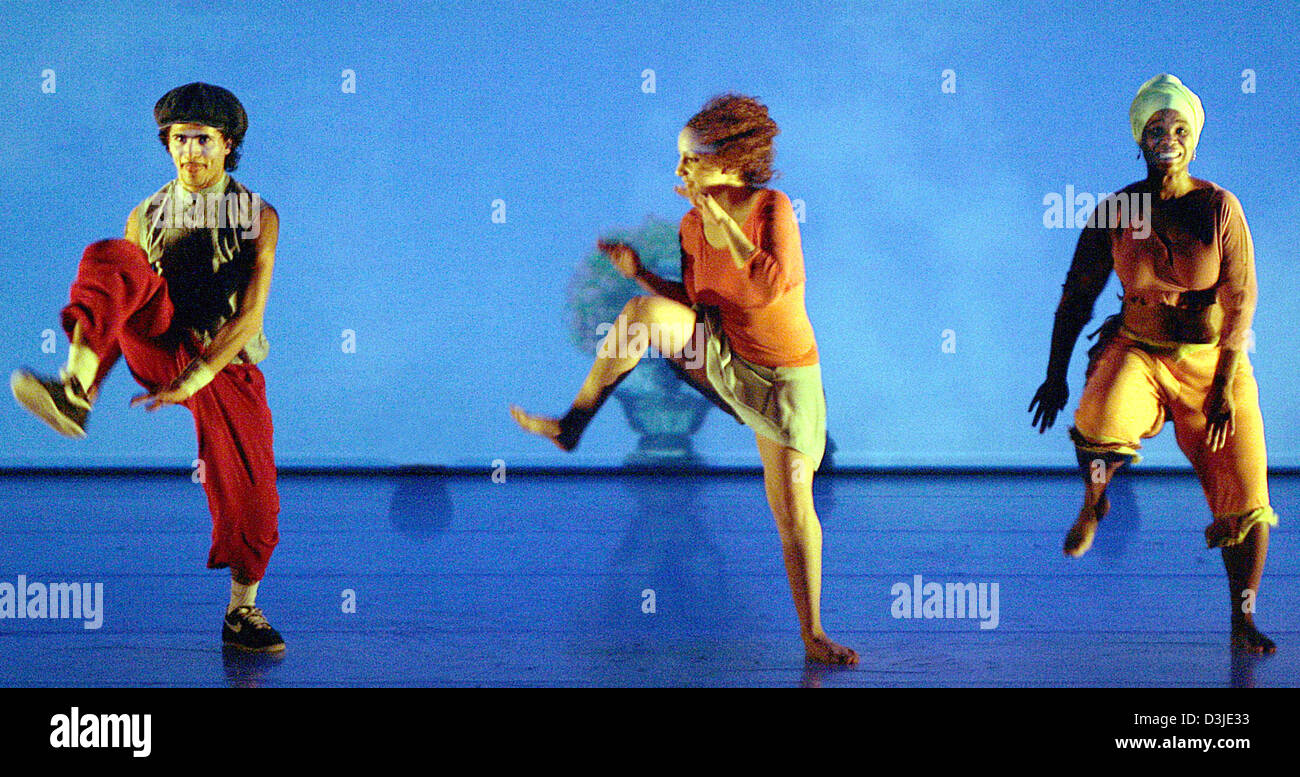 (Dpa) - Membri del francese dance company Montalvo-Hervieu provate per la loro prima mostra presso il festival internazionale di danza 'Movimentos' in Wolfsburg, Germania, 28 aprile 2005. Il festival ha aperto un giorno più tardi. Sette compagnie di danza sono programmati per eseguire fino al 29 maggio 2005. Il festival è sponsorizzato da VW. Foto Stock