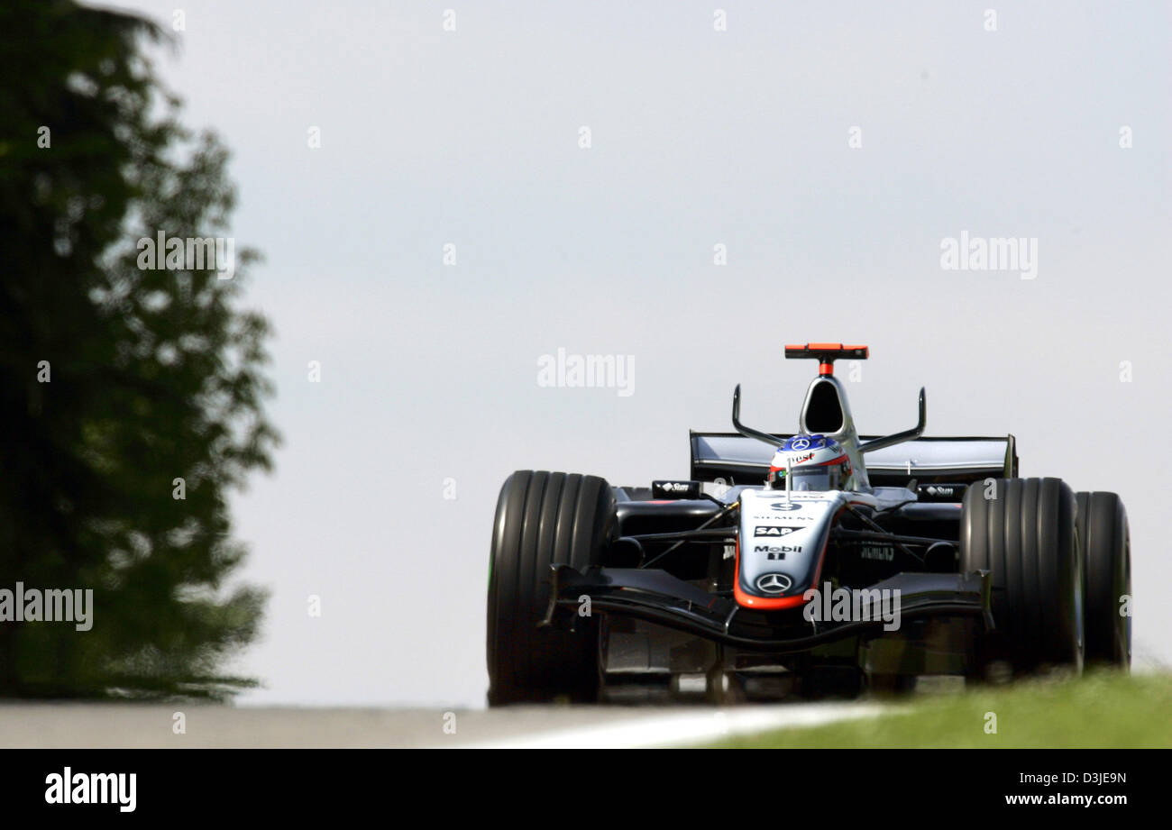 (Dpa) - driver di Formula Uno finlandese Kimi Raeikkoenen della McLaren Mercedes all'F1 della pista di Imola, Italia, 23 aprile 2005. Il Gran Premio di San Marino ha avuto luogo il 24 aprile.e Foto Stock