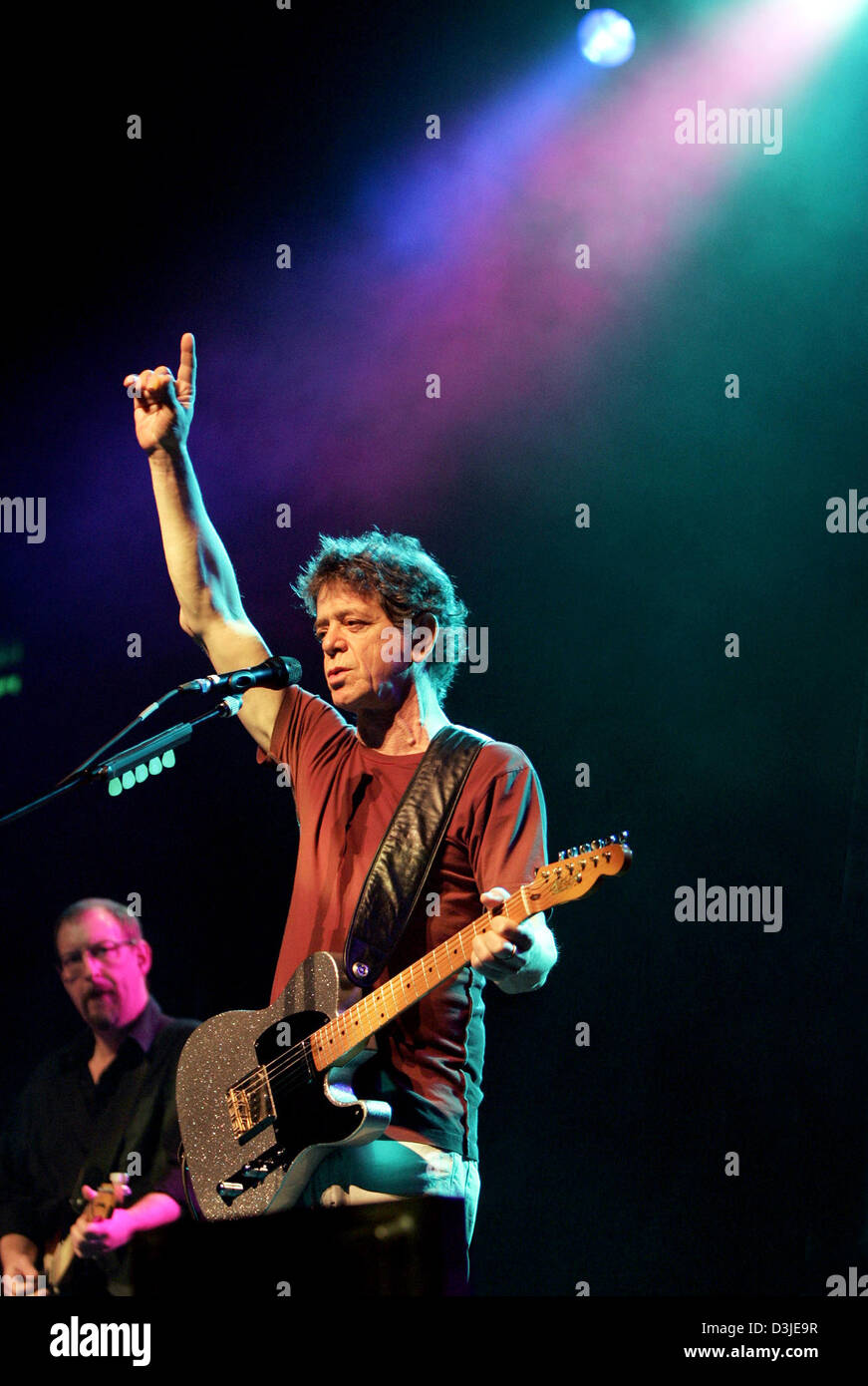 (Dpa) - cantante americano Lou Reed esegue sul palco del "Alten Oper' (antico teatro dell'opera) di Francoforte sul Meno, Germania, 24 aprile 2005. L'ex membro della band di culto "Velvet Underground' aprì il suo tour in Germania in sold-out opera. Foto Stock