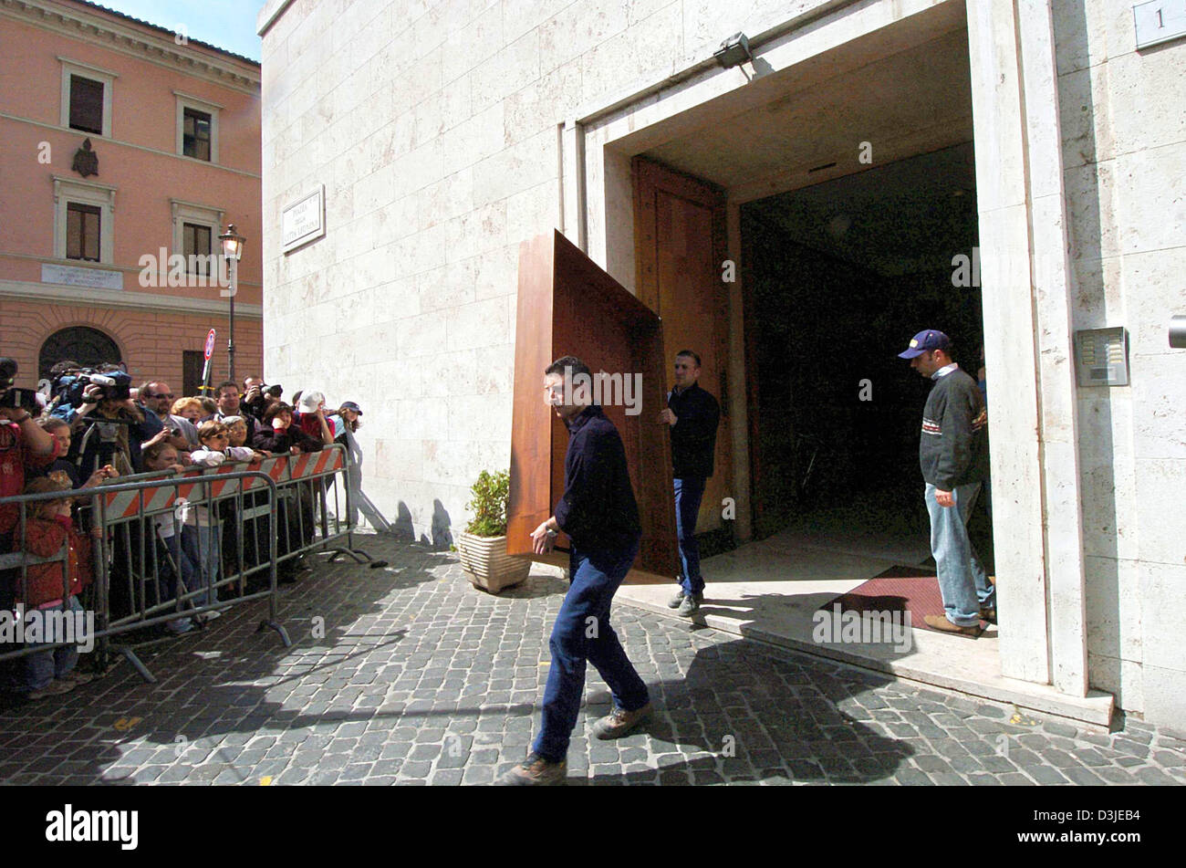 (Dpa) - Rimozione degli uomini di rimozione del carico di scatole e mobili da un ex appartamento di Papa Benedetto XVI per la residenza papale in Vaticano a Roma, Italia, 23 aprile 2005. Foto Stock