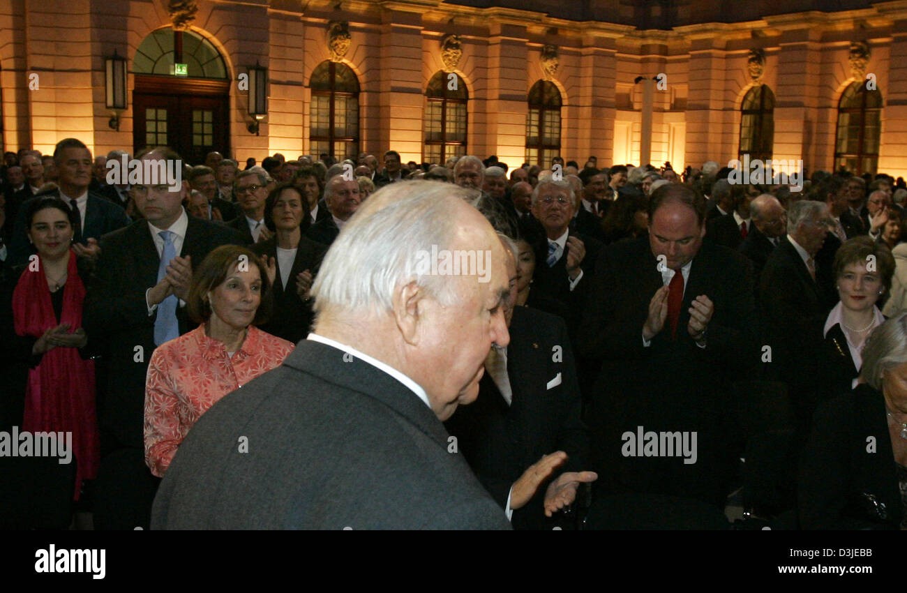 (Dpa) - l'ex cancelliere tedesco Helmut Kohl (C) è rivolta verso il suo nuovo partner Maike Richter (R), il suo figlio più anziano Walter (2a da R), sua nuora Elif (L) e il suo figlio più giovane Pietro (2a da L) durante una cerimonia di Konrad Adenauer Foundation in occasione di Kohl il settantacinquesimo compleanno (03 aprile 2005) al Tedesco Museo storico di Berlino, Germania, 11 aprile 2005. Quasi quattro sì Foto Stock