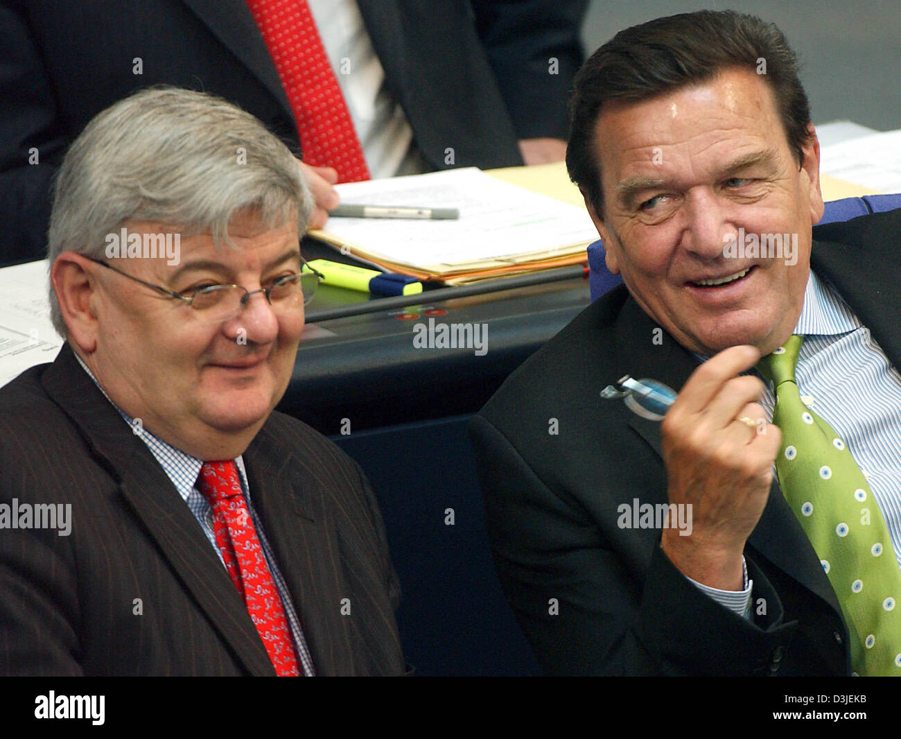 (Dpa) - Il Ministro degli esteri tedesco Joschka Fischer (L) e il cancelliere tedesco Gerhard Schroeder chat con a vicenda per sedersi sulla panchina del governo nel corso di un dibattito al Bundestag, il parlamento tedesco a Berlino Venerdì, 22 aprile 2005. Il Bundestag ha votato tra gli altri problemi del tedesco contributo delle Nazioni Unite di inviare truppe tedesche in Sudan. Fischer ne testimoniano la commissione d'inchiesta ho Foto Stock