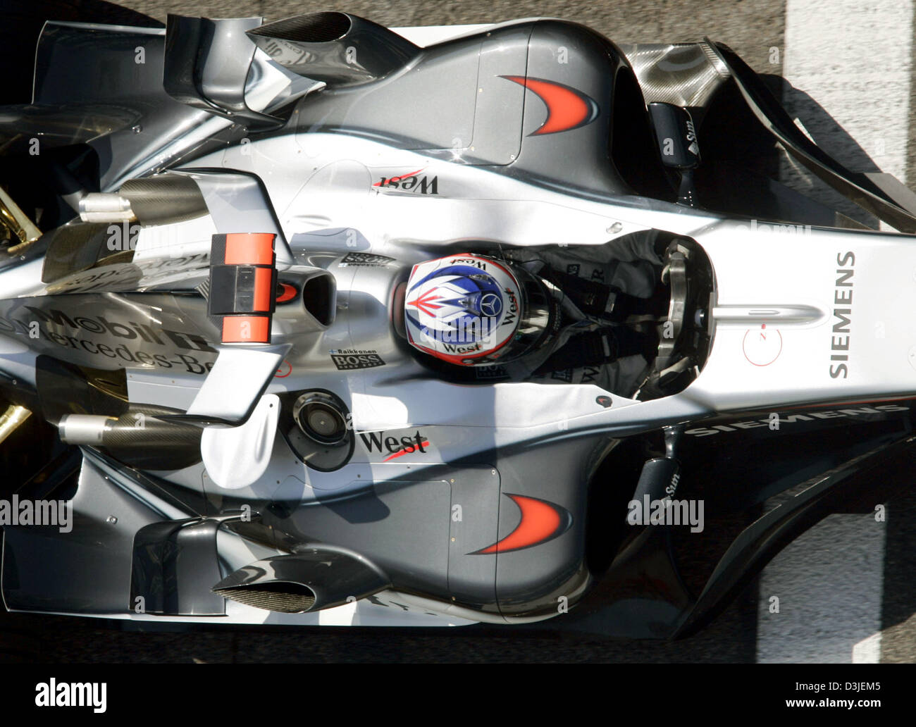 (Dpa) - Finlandese pilota di Formula Uno Kimi Raeikkoenen della McLaren Mercedes spinge la sua auto da competizione presso il circuito di Formula Uno di Imola, Italia, venerdì 22 aprile 2005. Il Gran Premio di San Marino si avvia qui domenica 24 aprile 2005. Foto Stock