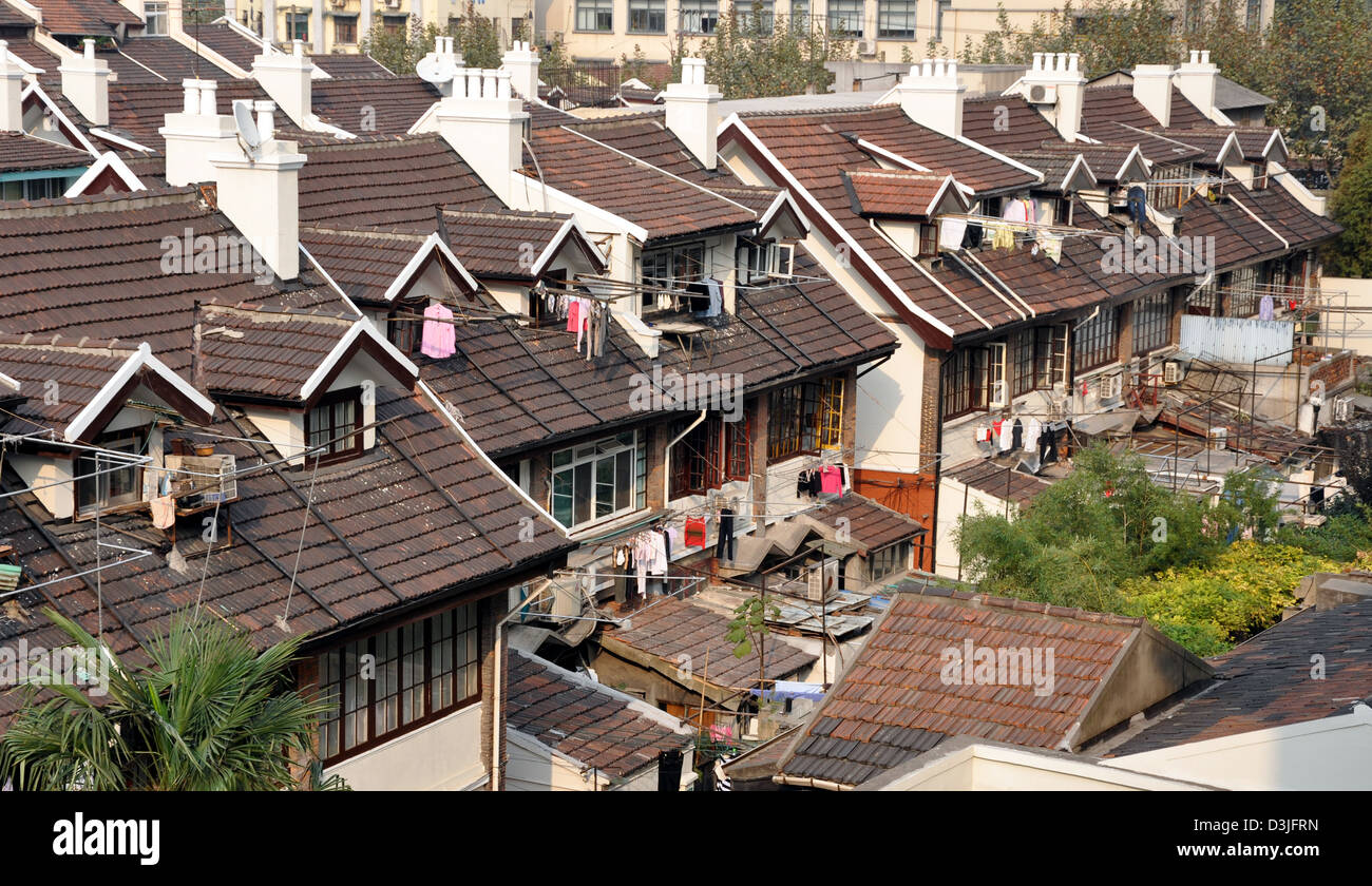 Shanghai case in fila con biancheria appesa su bastoni di bambù, visto dal di sopra - Shanghai, Cina Foto Stock